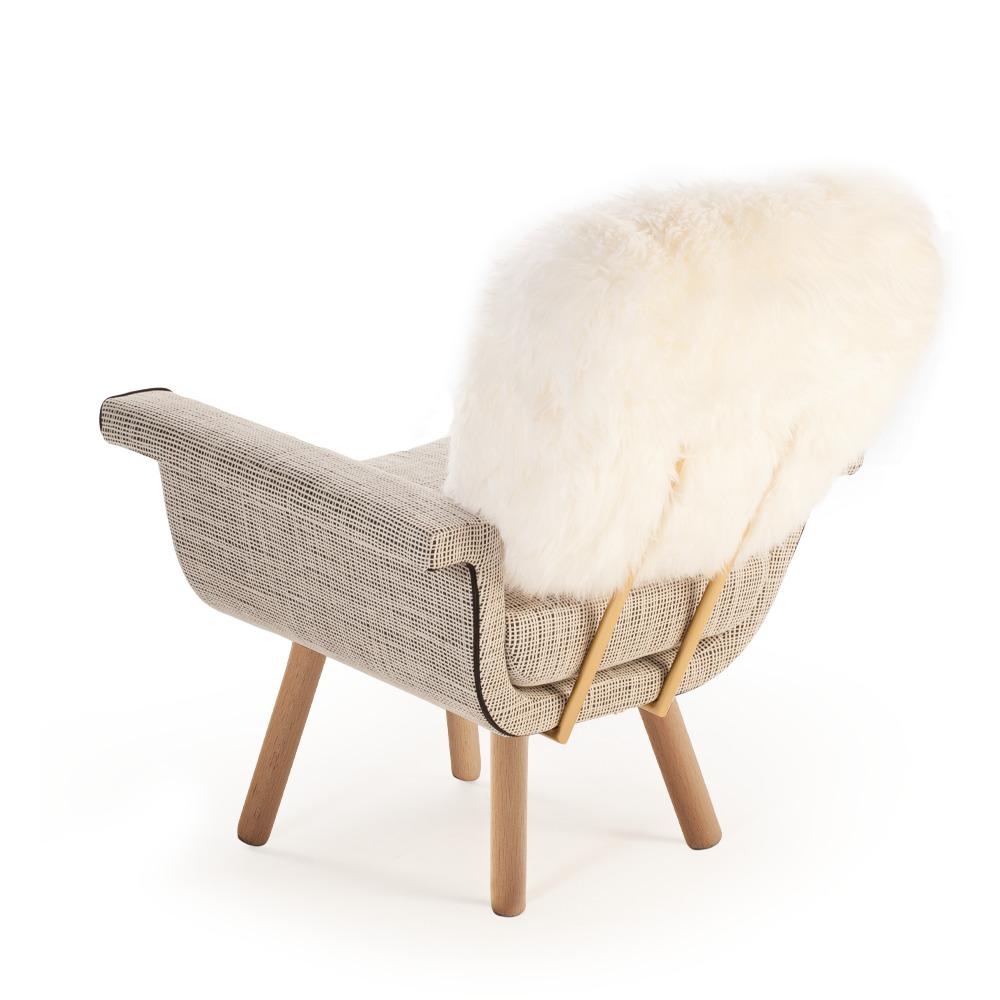 Wunderschöner Sessel mit Rückenlehne aus natürlichem Lammfell, Sitz aus Baumwolle, schwarzem Samtkeder und polierten Messingdetails an der Rückenlehne. Auf Bestellung gefertigt. 

Wenn Sie einen Polsterartikel mit COM-Polsterung bestellen möchten,