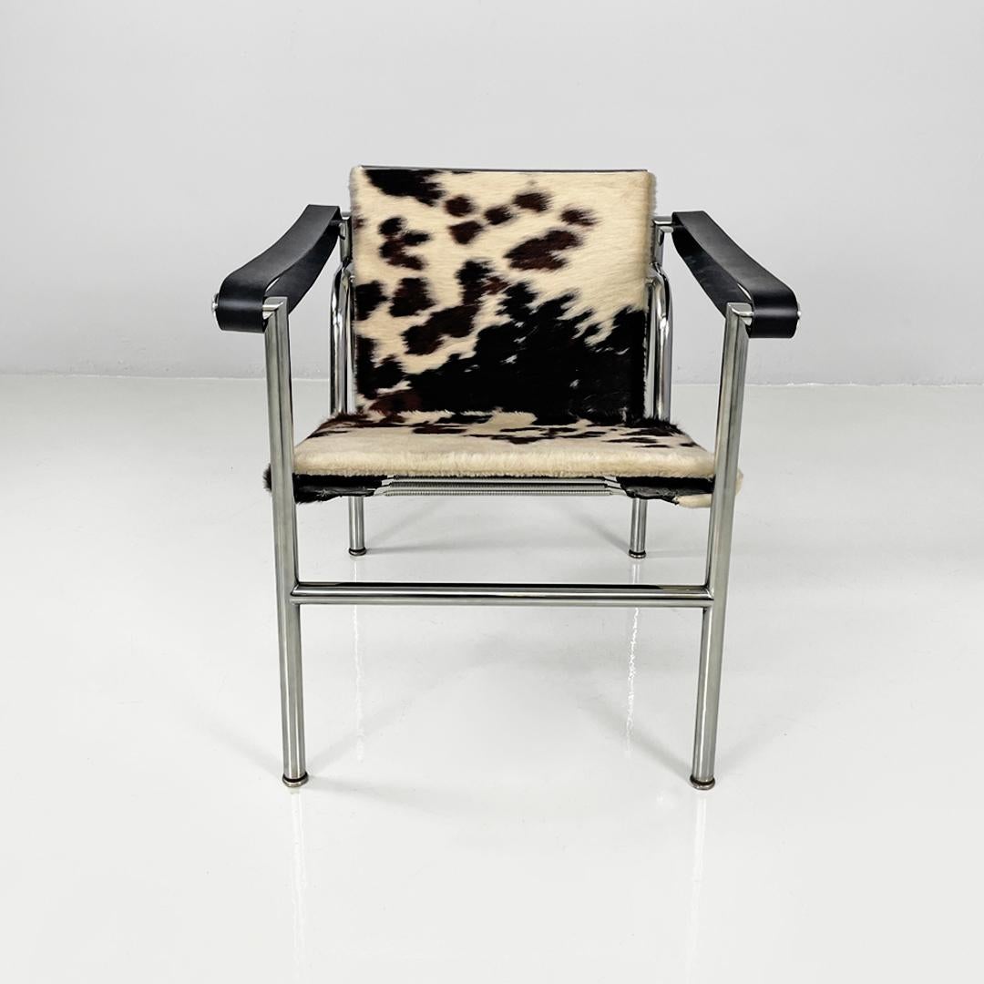 Poltrona LC1 di Le Corbusier, Pierre Jeanneret e Charlotte Perriand per Cassina, anni '70
Poltrona modello LC1 o Fauteuil à dossier basculant, con schienale inclinabile. Lo schienale e la seduta sono in cavallino nei toni del bianco e del marrone,