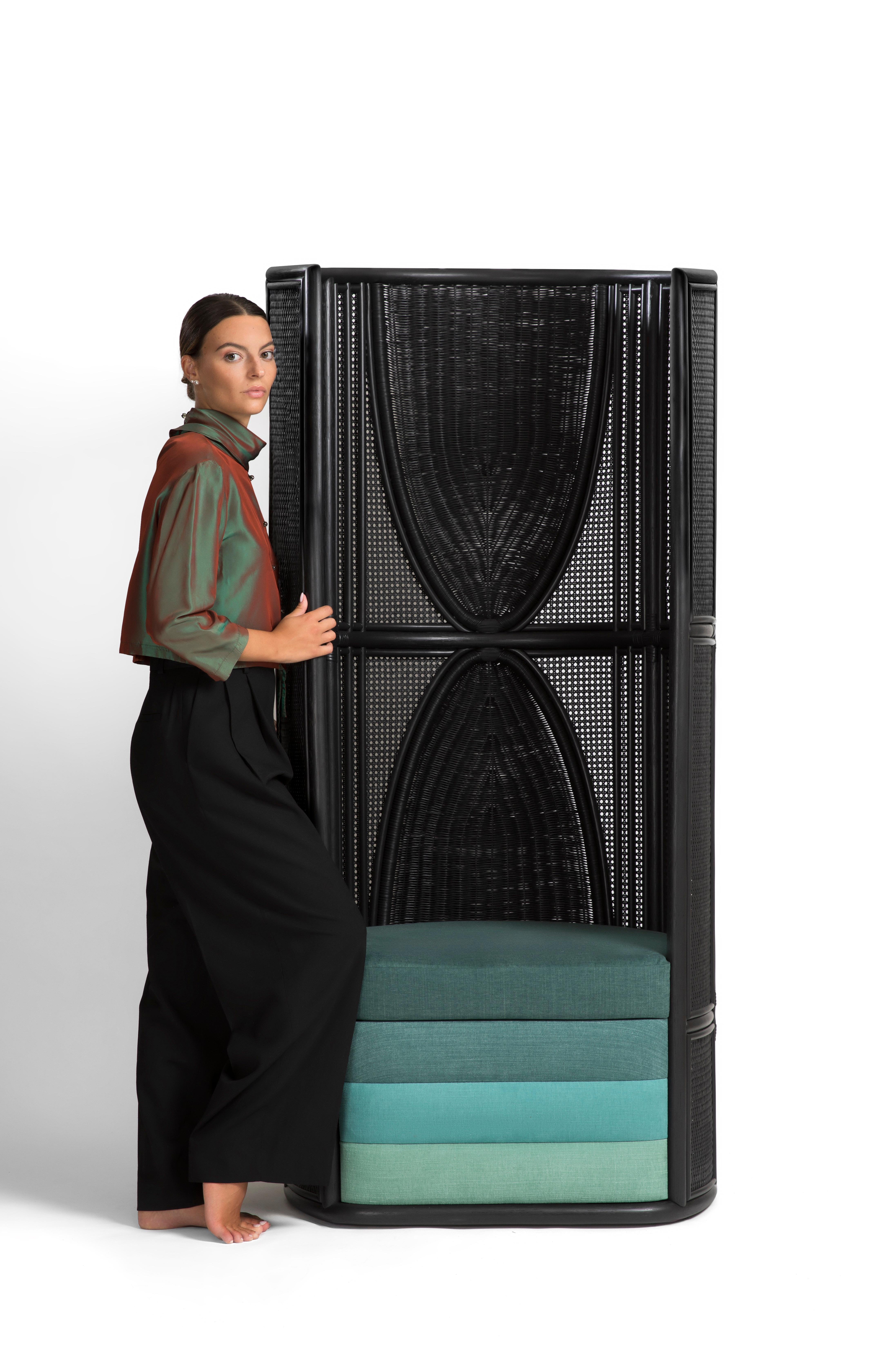 Pour rendre hommage au fauteuil Lisetta, l'une des pièces les plus emblématiques de notre catalogue, une édition spéciale a été créée avec de nouvelles couleurs qui capturent le moment présent avec un caractère nocturne et sensuel. La structure est