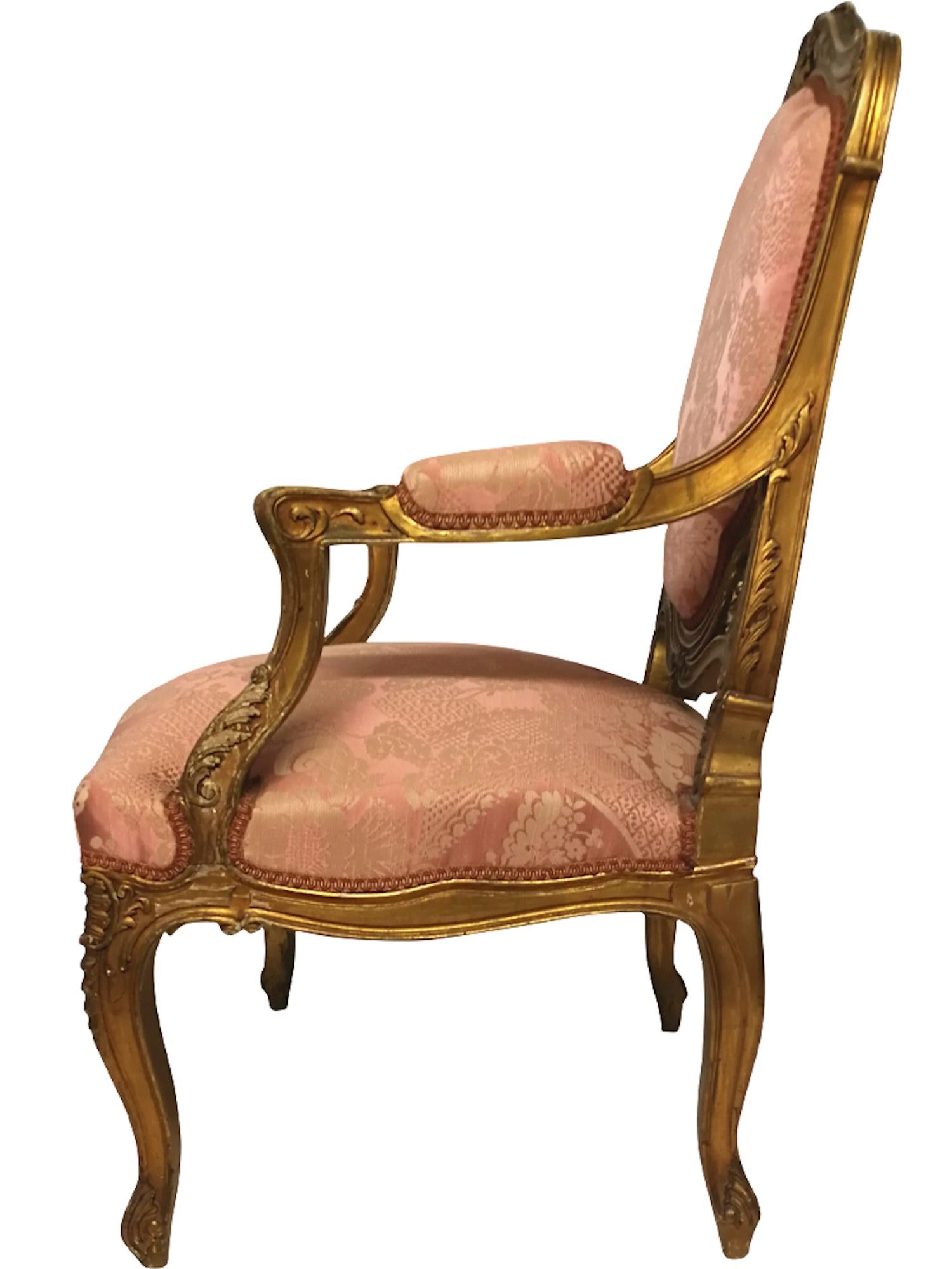 Gilt hand carved wood armchair from the 19th century in Louis XV style and with silk upholstery.
Origin: France.
Period: 19th century, Napoleon III period.