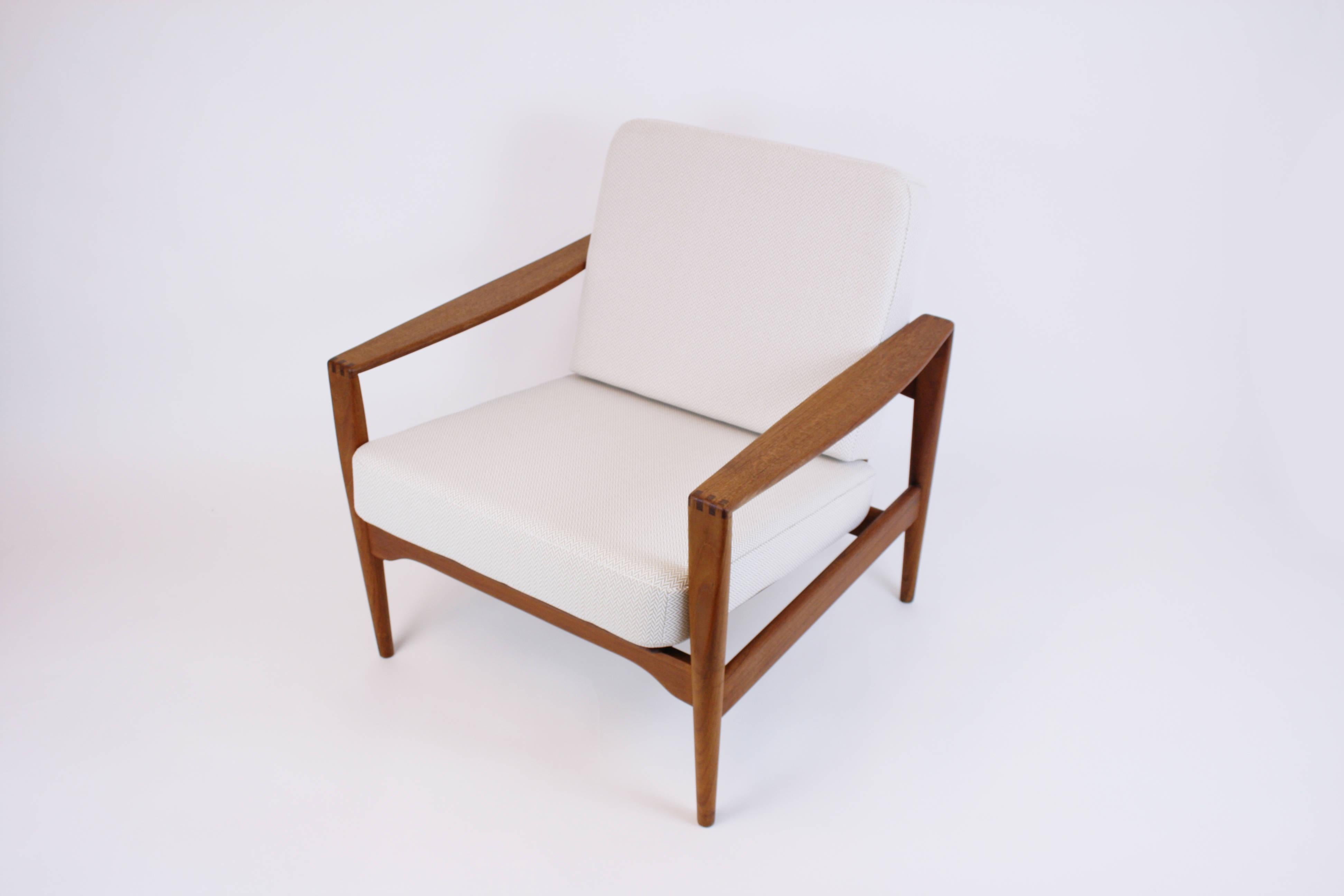 Armchair or lounge chair by Arne Wahl Iversen manufactured in Denmark during the 1960s. This very nice object offers an unmistakeable and elegant look. Its upholstery covers were refurbished considering the authentic visual appearance but equipped