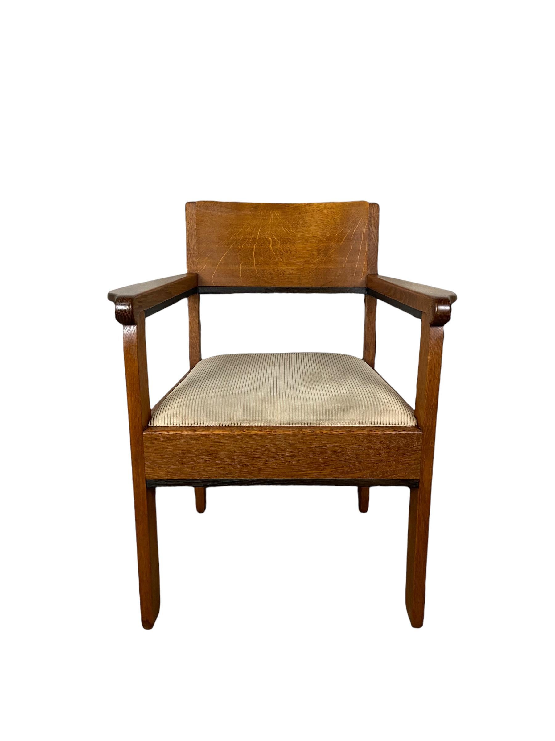 Armchair from the firm ” L.O.V. Oosterbeek ” made of oak with corduroy upholstery. This abbreviation means Labor Omnia Vincit (Work Conquers All) This factory has made a name itself in the history of the Dutch applied art. This object is in a very