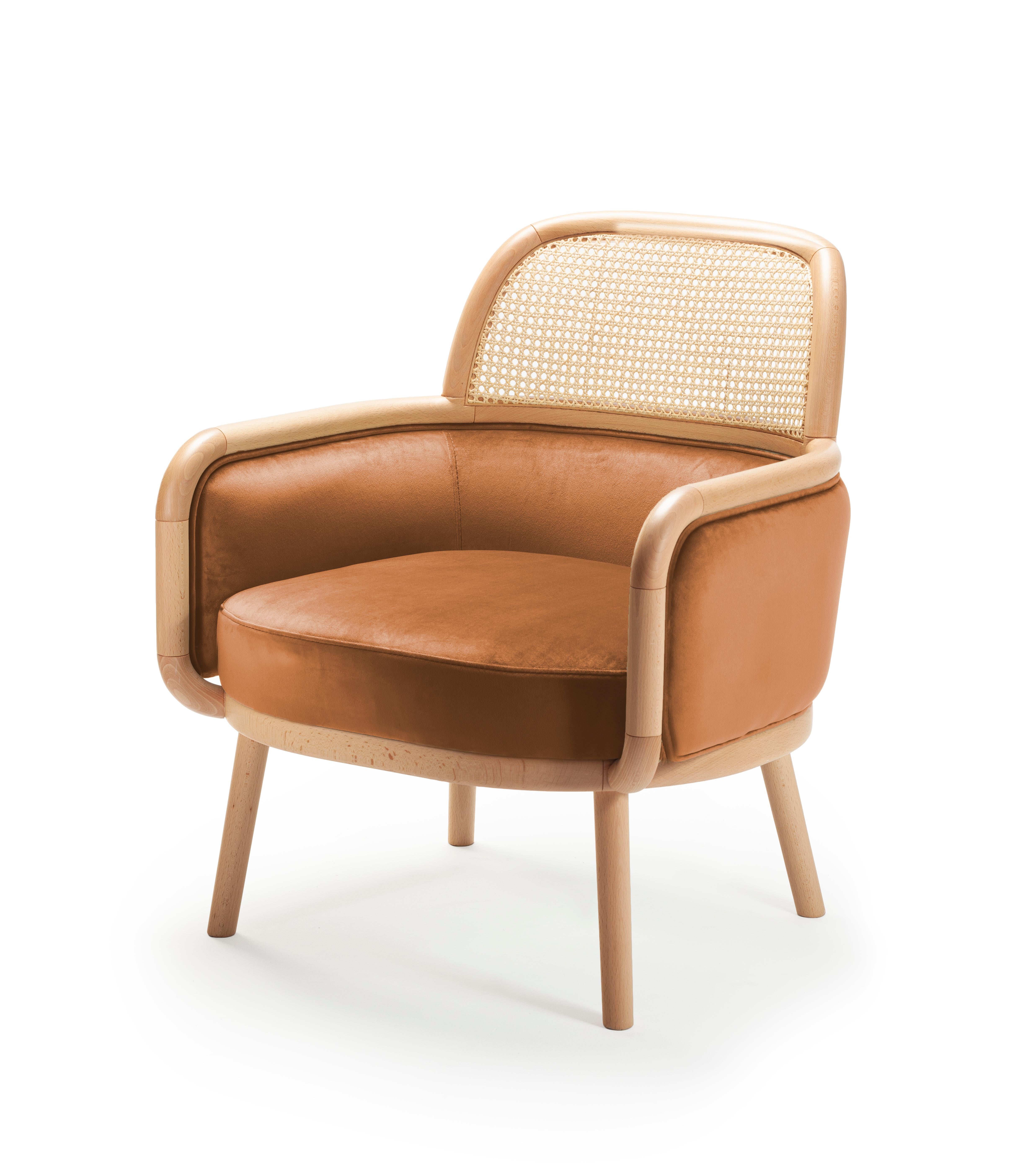 Sillón Luc de terciopelo suave y ratán natural en venta 12