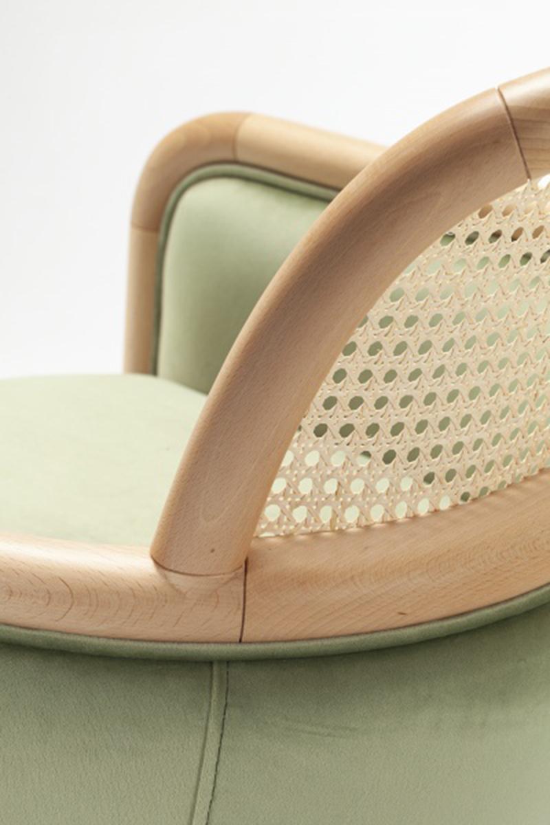 Sillón Luc de terciopelo suave y ratán natural Portugués en venta