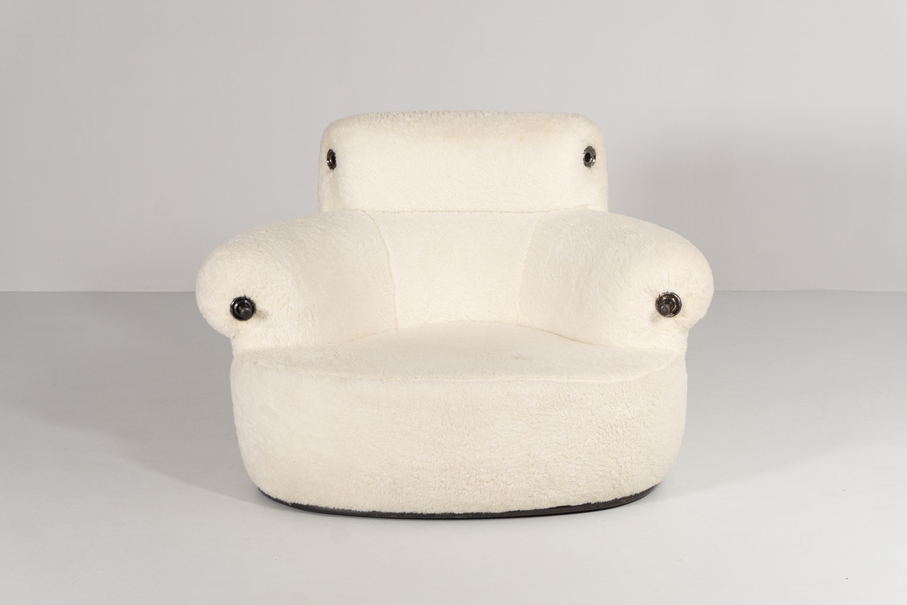 This exceptional, unique armchair made of faux fur was designed by Milanese architect and designer Luigi Caccia Dominioni (1913-2016).
He designed the Armchair Toro in 1973 for Azucena. A tubular steel armchair with molded polyurethane upholstery.