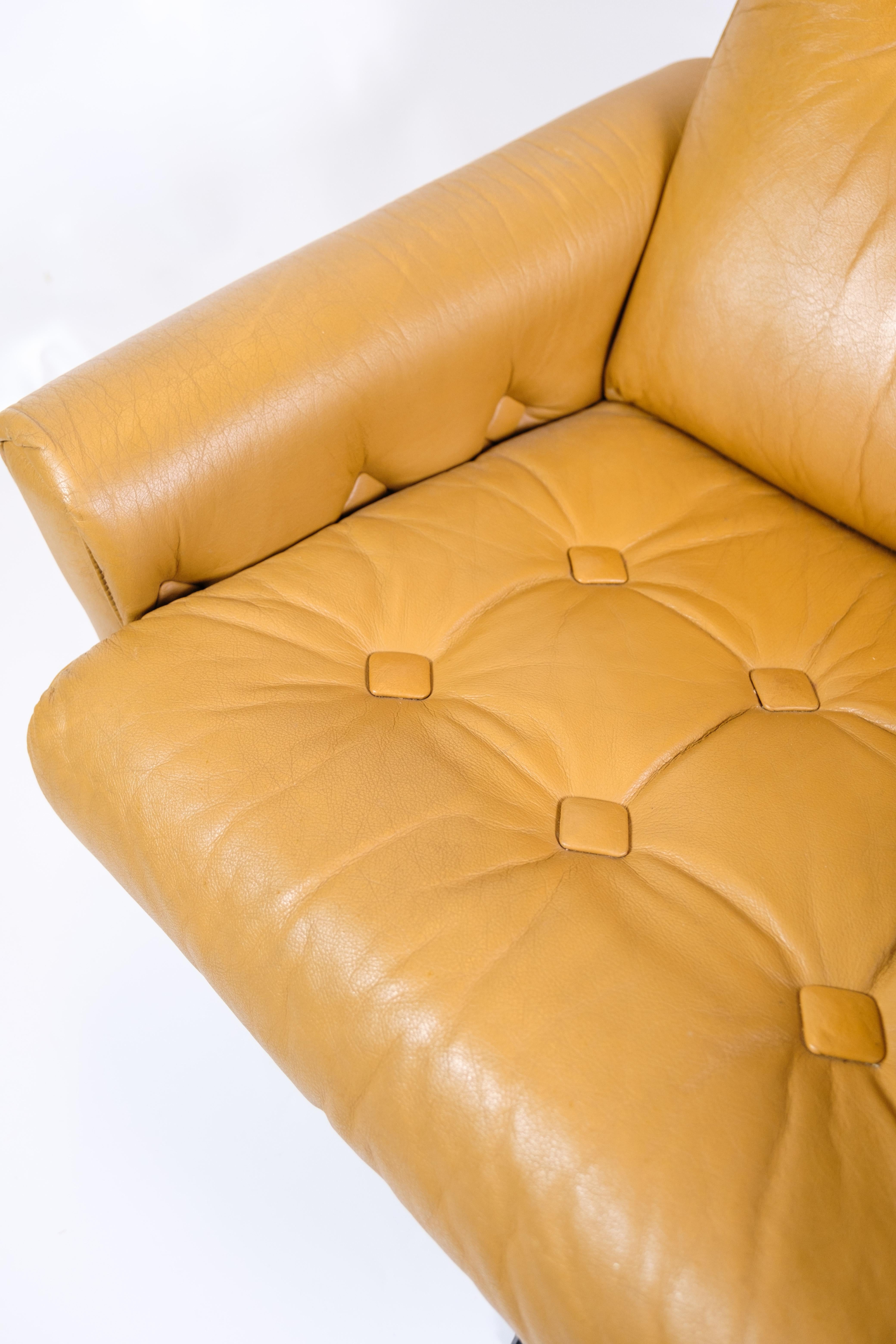 Der Sessel aus braunem Leder, ein Beispiel für dänisches Design aus den 1980er Jahren, strahlt sowohl Komfort als auch Stil aus. Die tiefe, warme Farbe des braunen Leders verleiht dem Sessel ein raffiniertes Aussehen, während das weiche Leder jeder