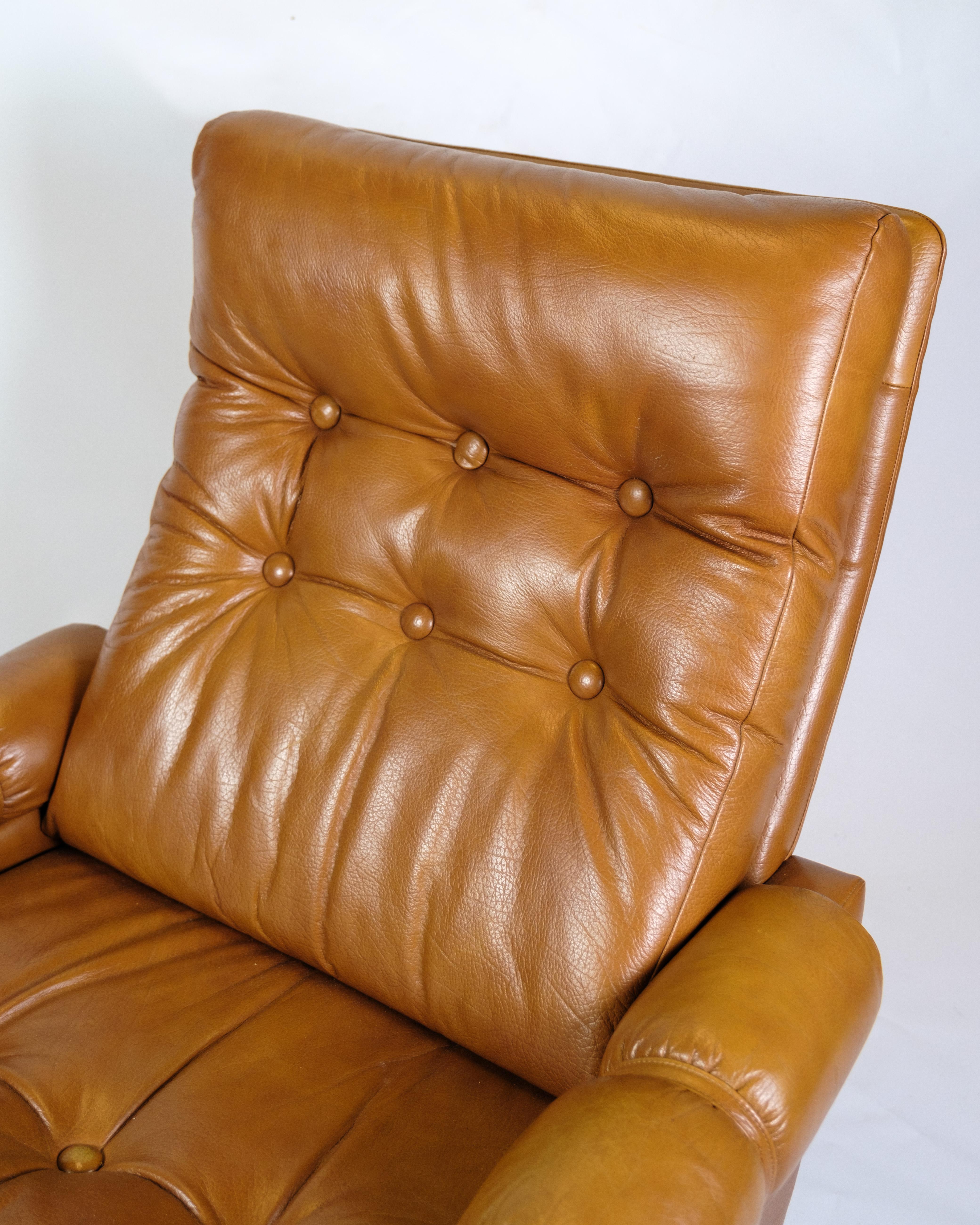 The armchair in cognac leather, an example of Danish design from the 1980s, radiates both comfort and style. The warm, rich color of the cognac leather gives the chair a sophisticated look, while the soft leather adds a luxurious feel to any