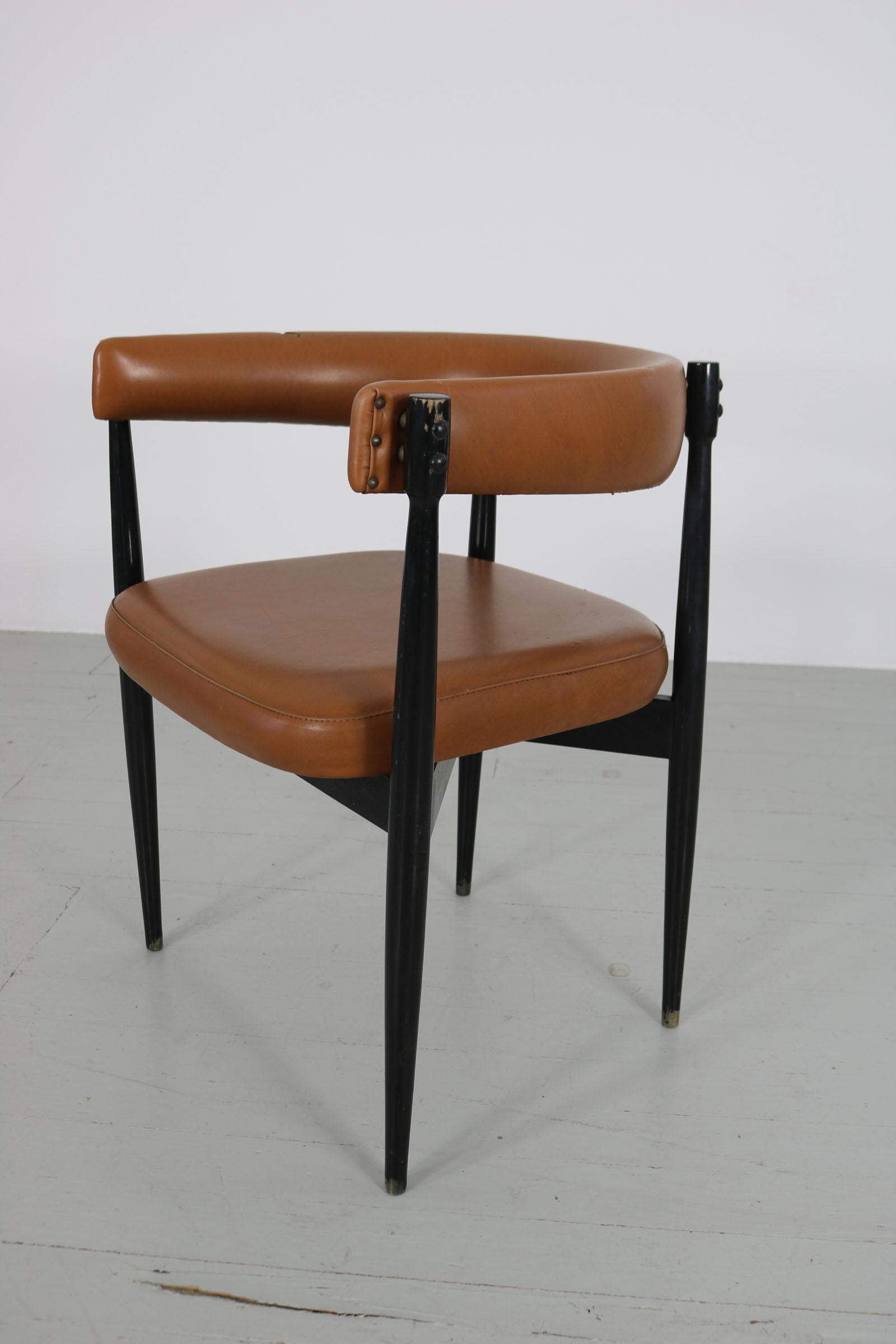 Armchair Made in Italy in the 1950s For Sale 1