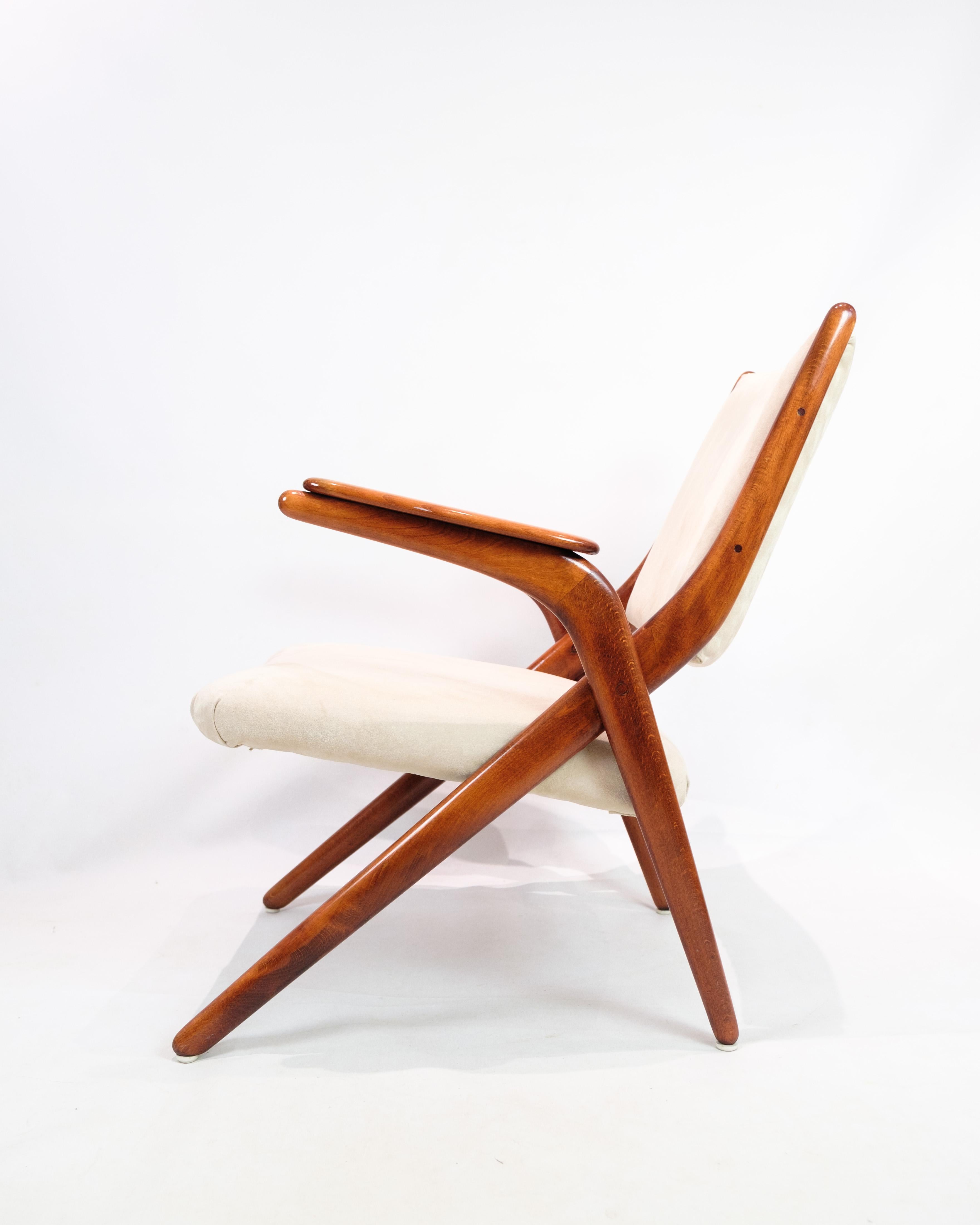 Poltrona in legno scuro lucidato e rivestita con tessuto chiaro della migliore qualità. La sedia è stata progettata da un designer danese di nome Arne Hovmand-Olsen negli anni Sessanta. 

Arne Hovmand-Olsen era un architetto di mobili danese e nel