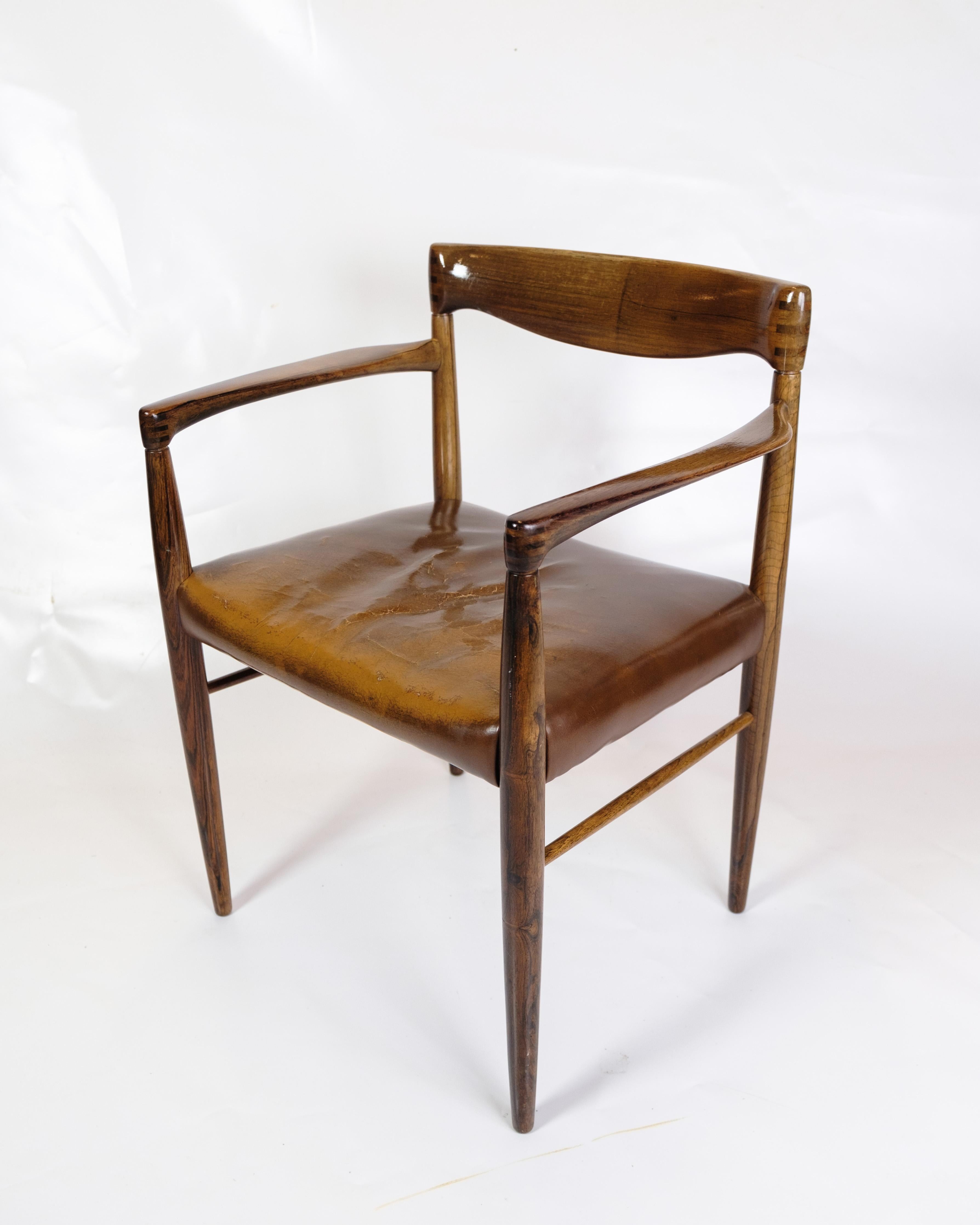 Ce fauteuil est un bel exemple de l'art mobilier danois des années 1960, conçu par Henry W. Klein et fabriqué par Bramin. Avec sa structure en bois de rose et son assise en cuir cognac, cette chaise respire l'élégance intemporelle et un savoir-faire