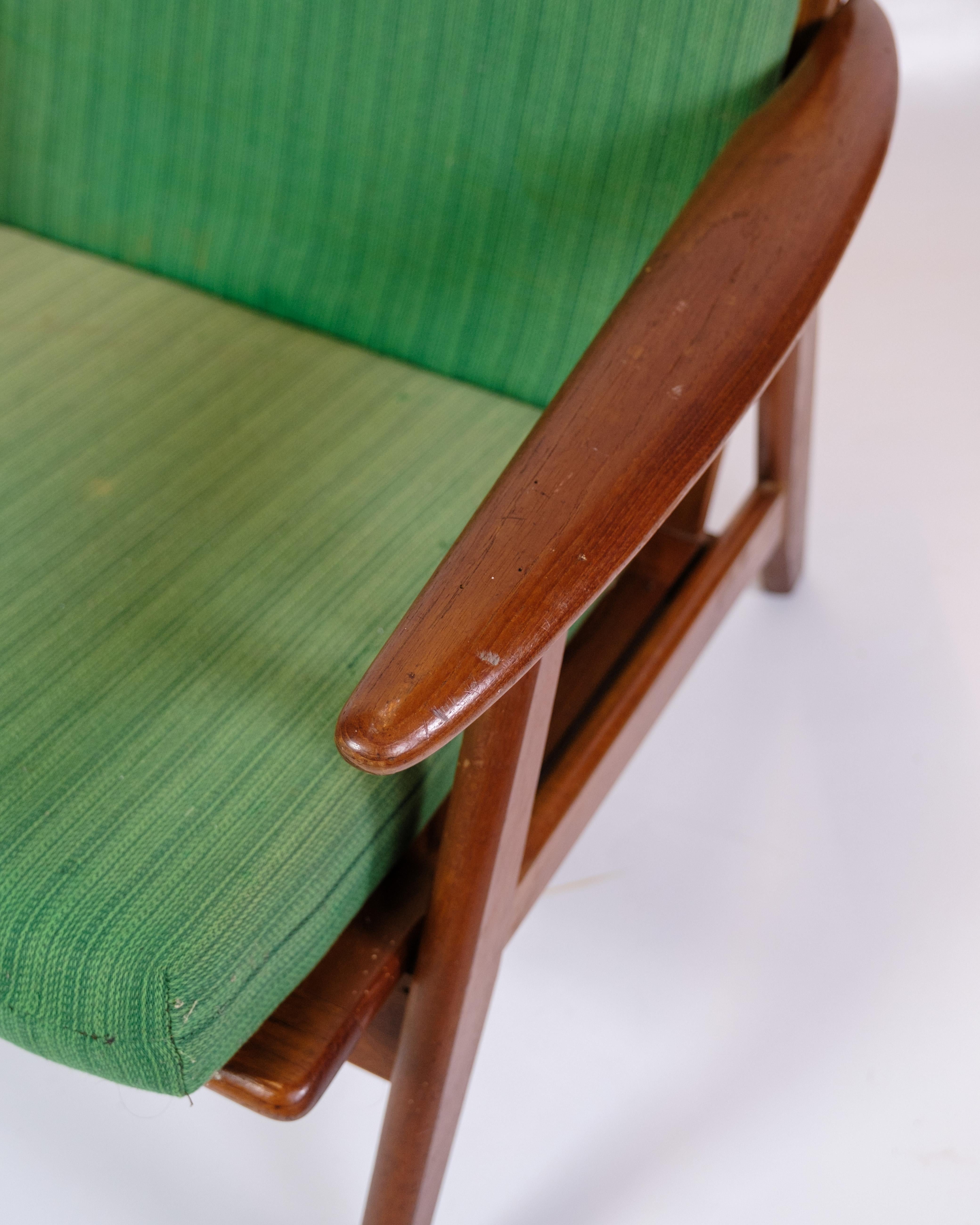 Questa poltrona degli anni '60 è un eccellente esempio di design danese della metà del XX secolo. La sedia è realizzata in legno di teak e rivestita in tessuto verde, che combina materiali naturali con le attuali tendenze cromatiche.

Le tonalità