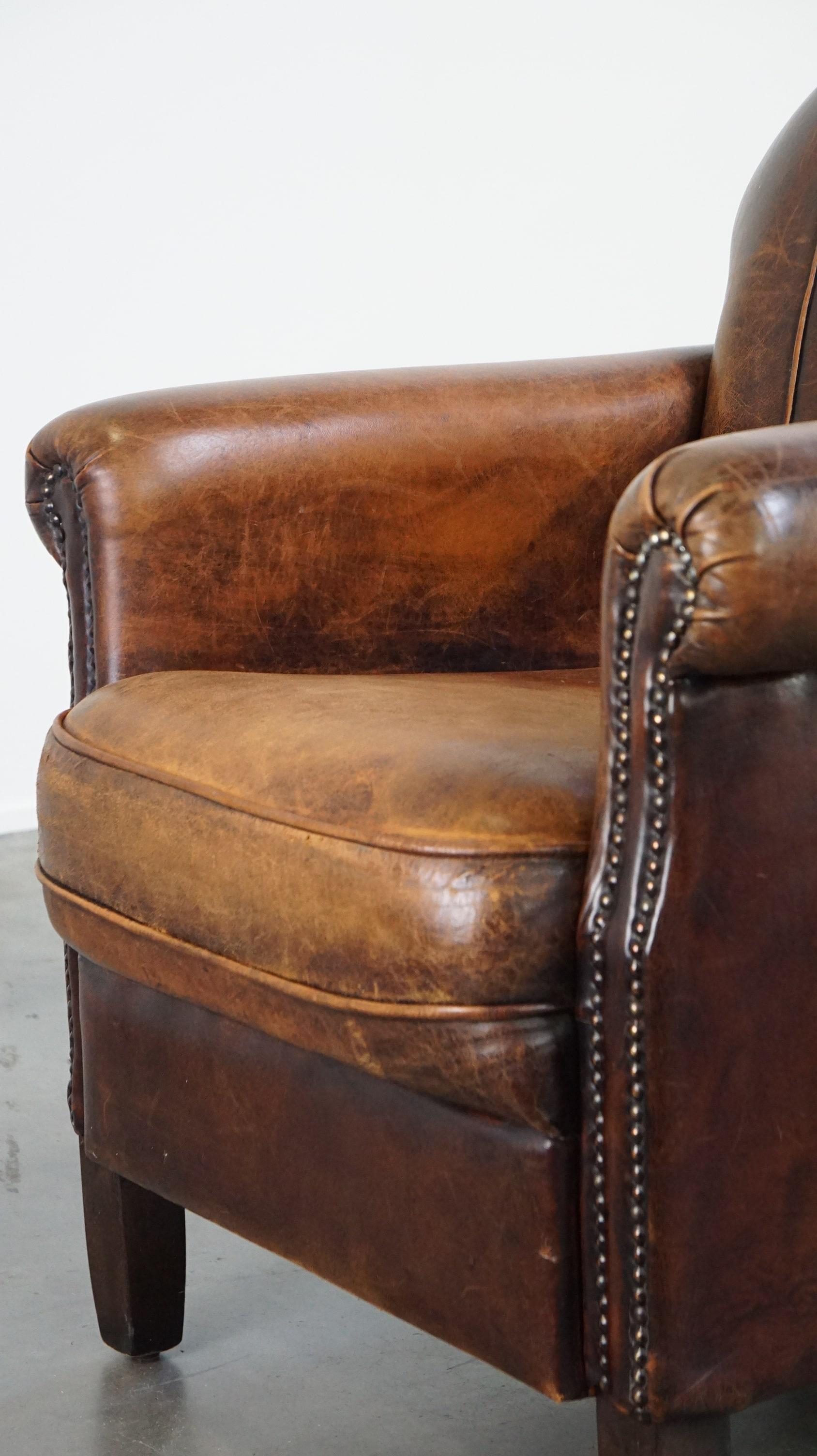 Fauteuil en cuir de mouton avec une magnifique patine et un bon confort d'assise. en vente 4