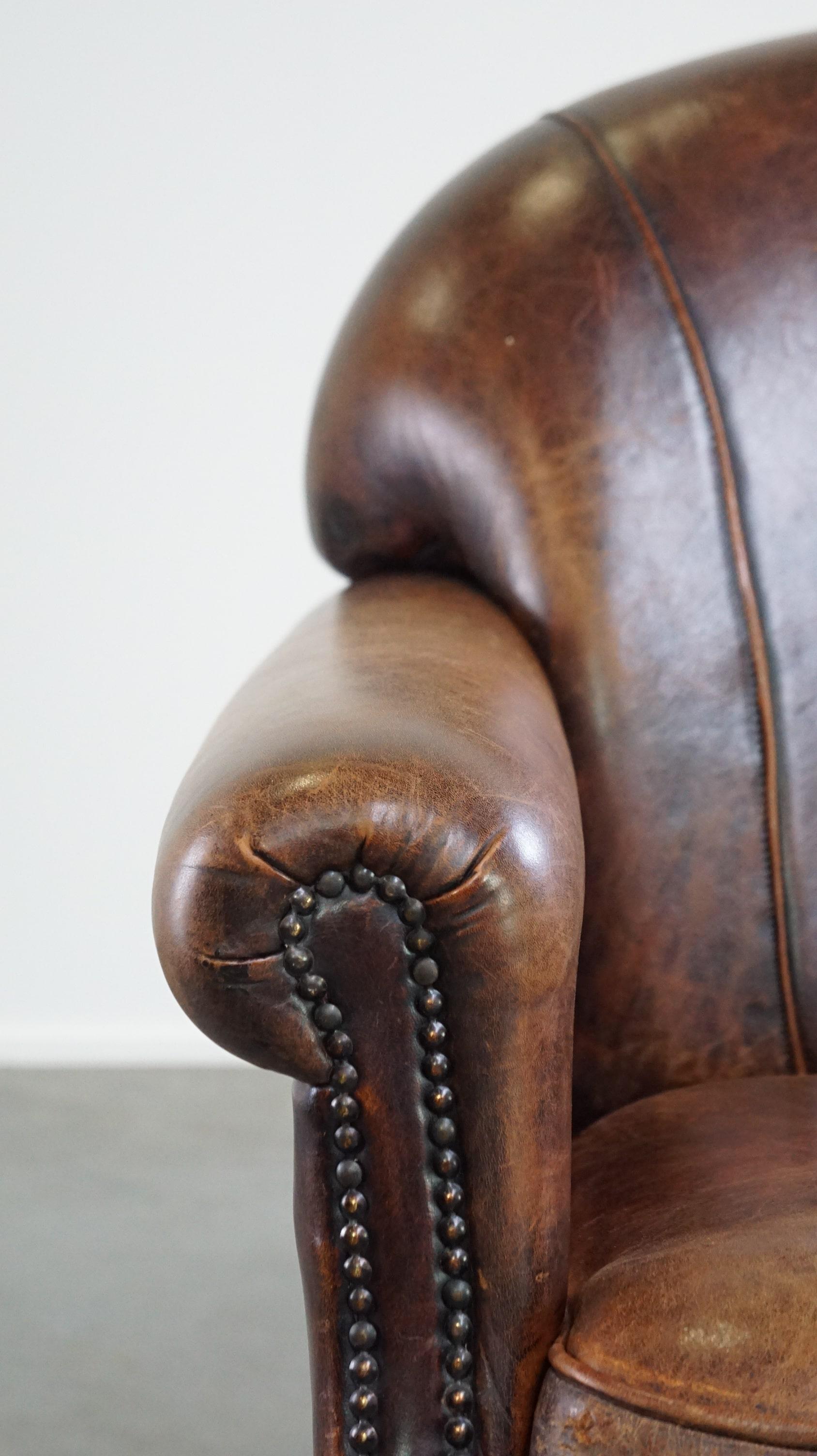 Fauteuil en cuir de mouton avec une magnifique patine et un bon confort d'assise. en vente 5
