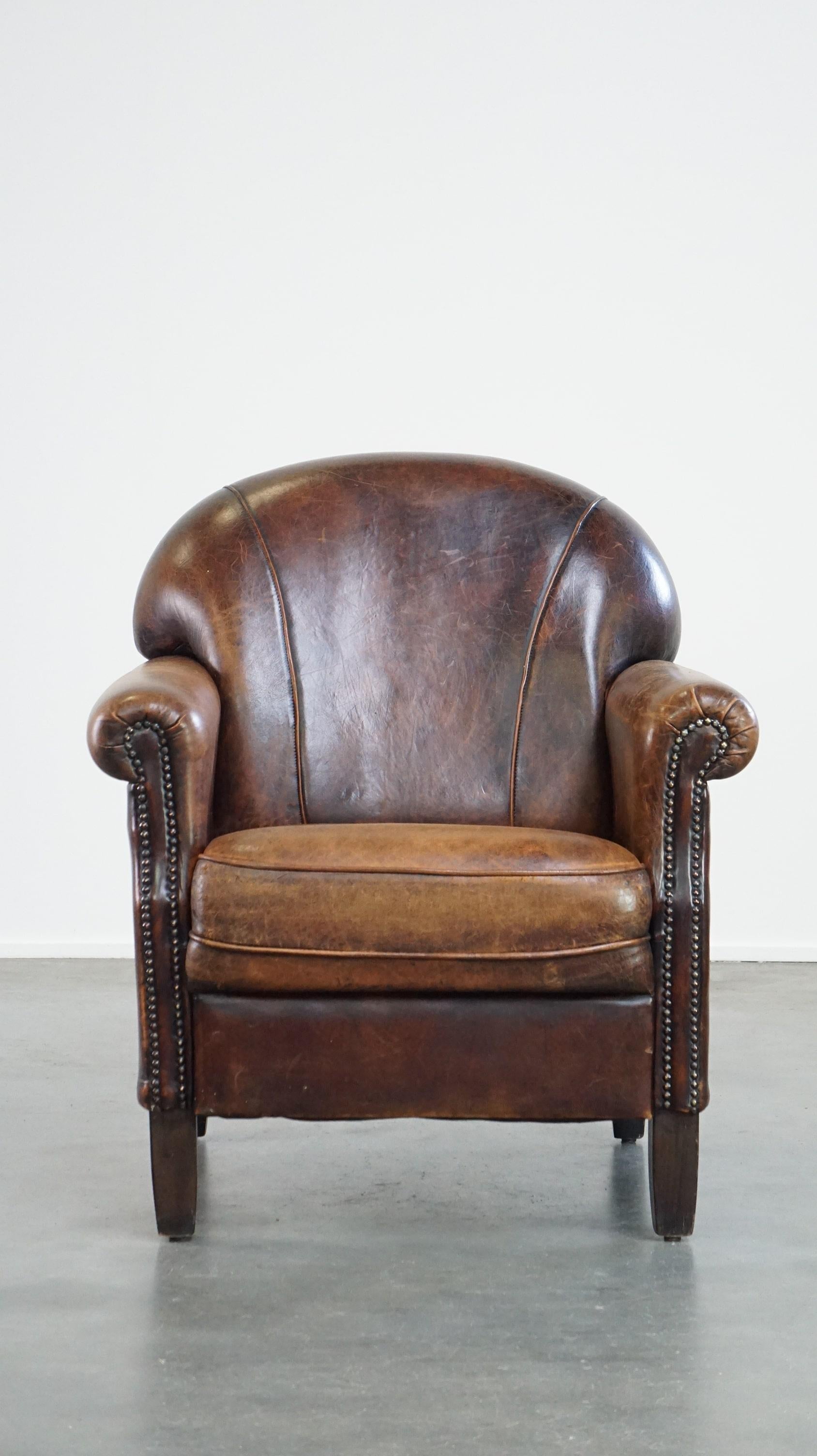 Ce fauteuil présente un design intemporel, ce qui lui permet de s'adapter à presque tous les styles d'intérieur. Sa couleur foncée et sa belle patine lui confèrent un aspect robuste, tandis que sa finition élégante respire le luxe et la