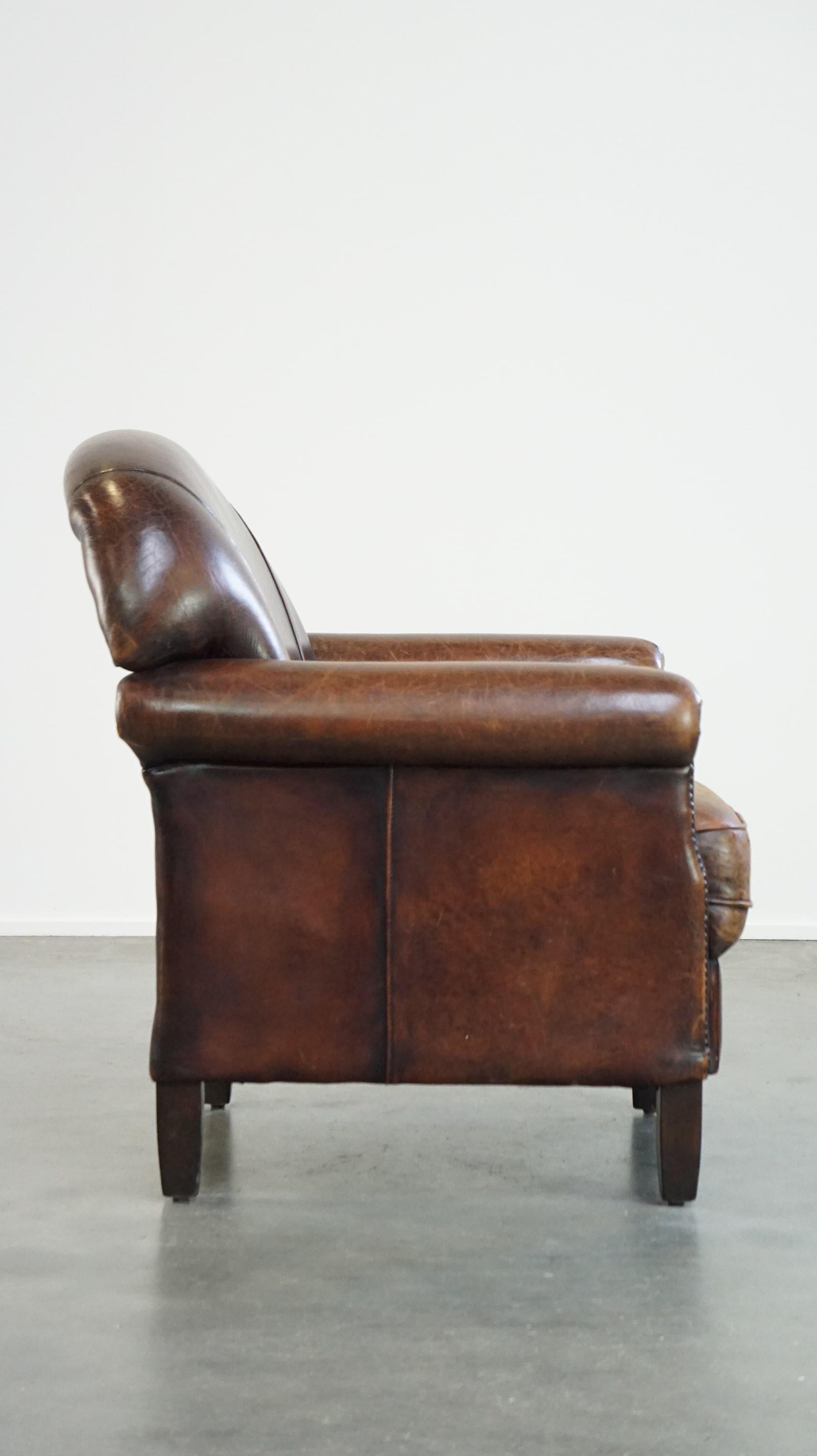 Fait main Fauteuil en cuir de mouton avec une magnifique patine et un bon confort d'assise. en vente