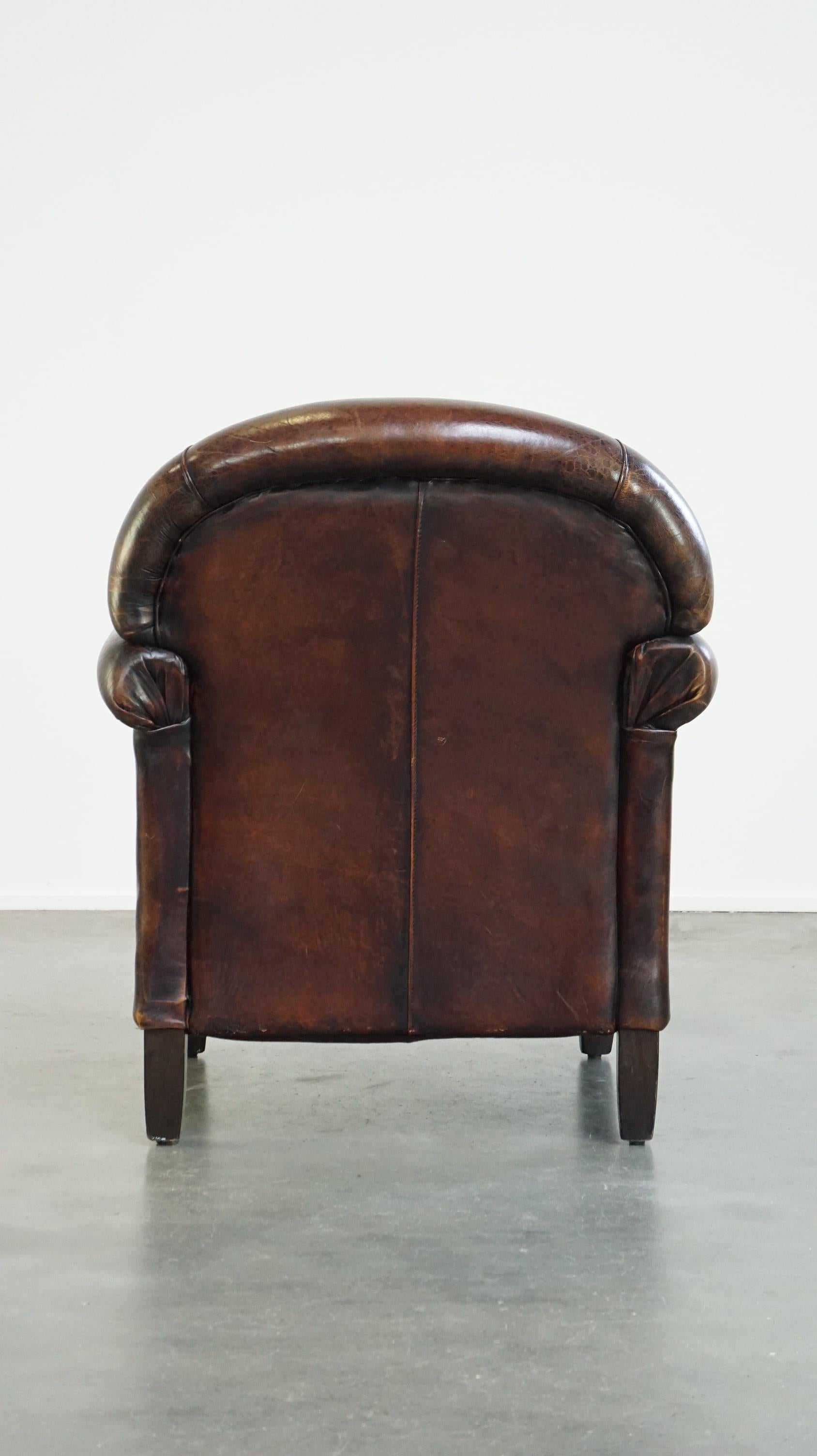 Fauteuil en cuir de mouton avec une magnifique patine et un bon confort d'assise. Bon état - En vente à Harderwijk, NL