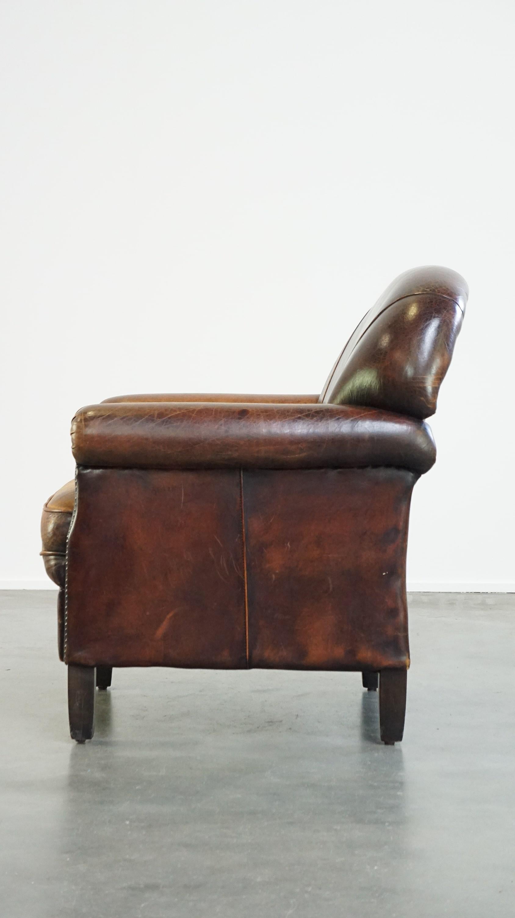 20ième siècle Fauteuil en cuir de mouton avec une magnifique patine et un bon confort d'assise. en vente