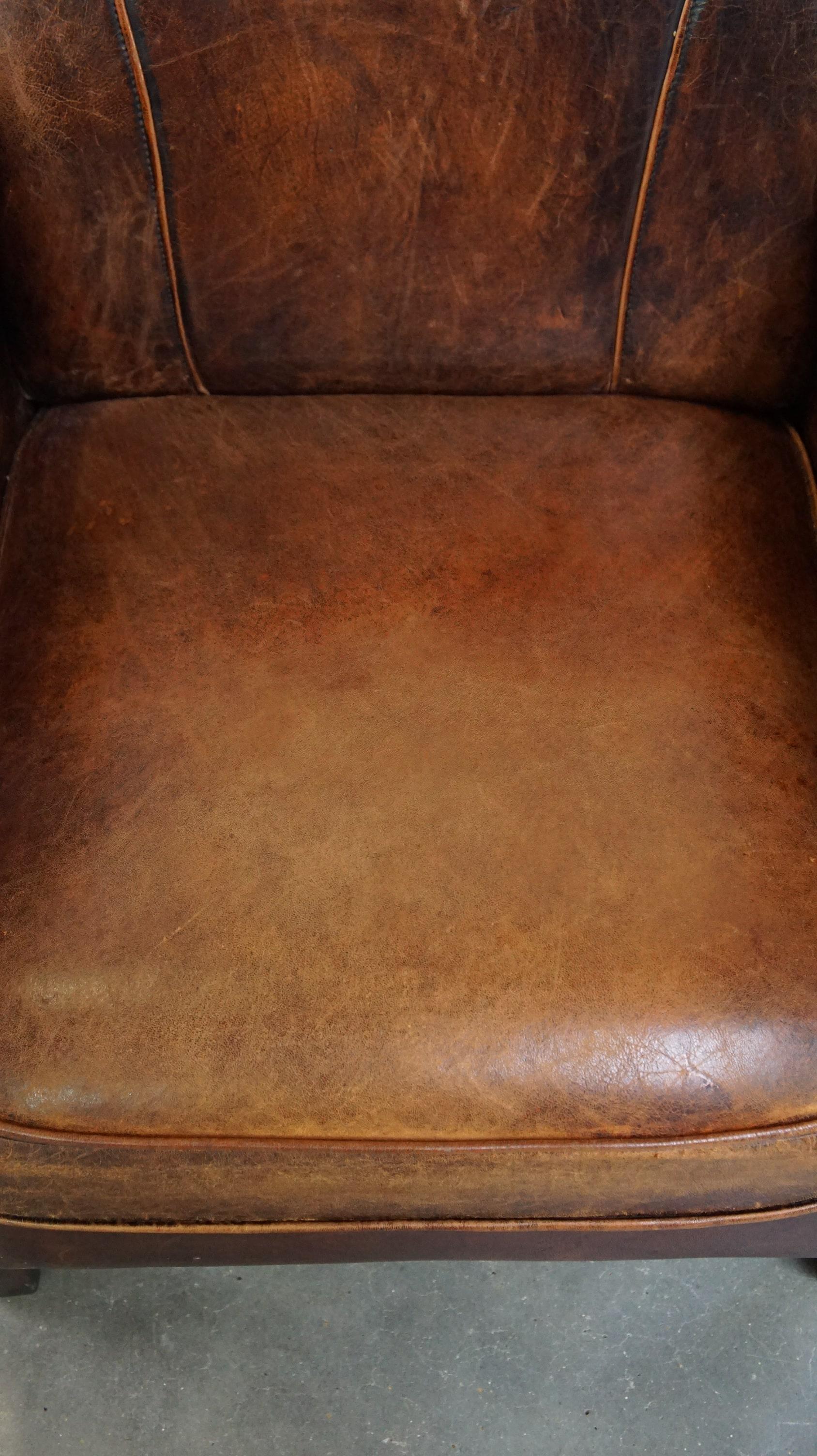 Cuir de mouton Fauteuil en cuir de mouton avec une magnifique patine et un bon confort d'assise. en vente