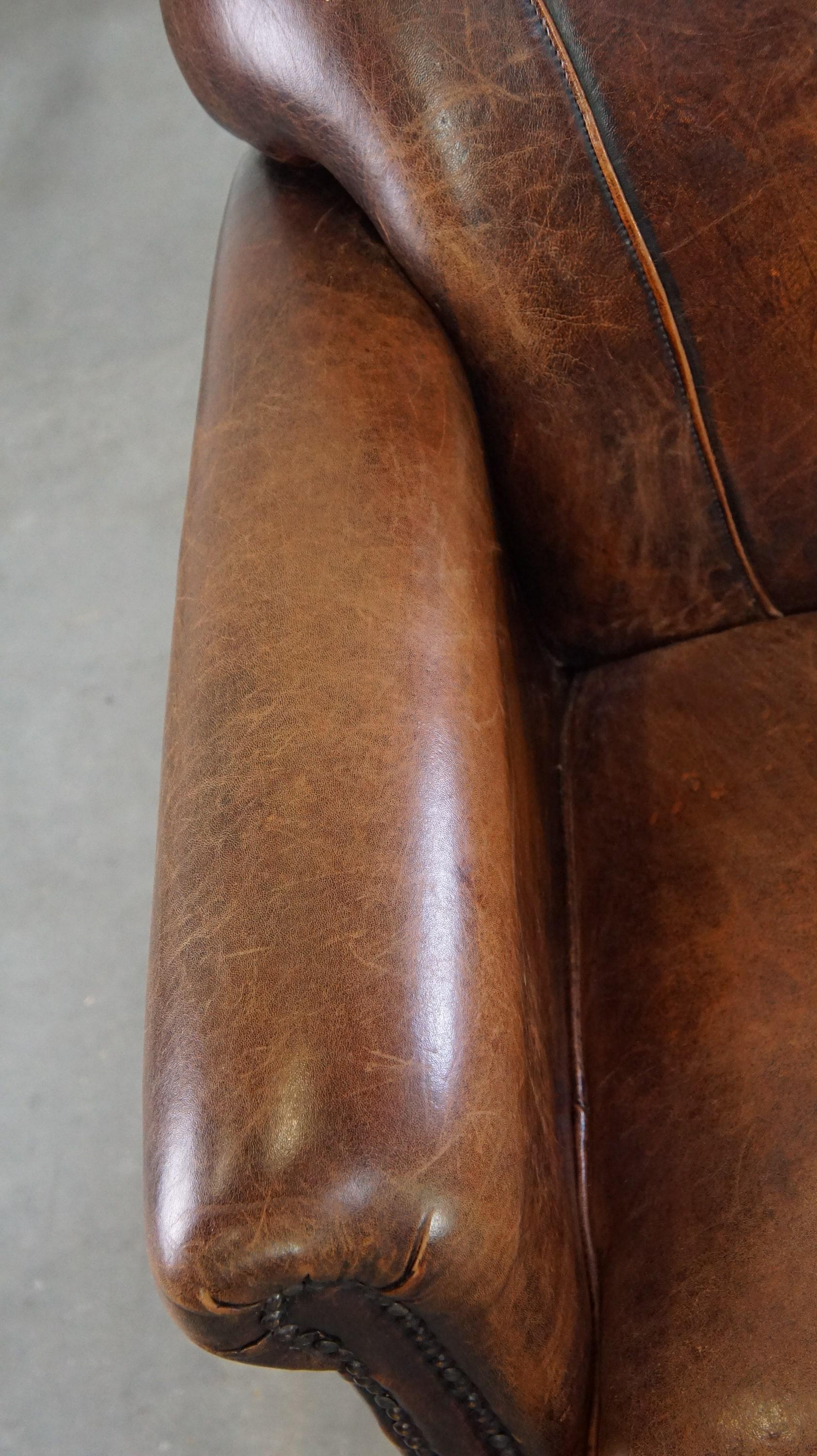 Fauteuil en cuir de mouton avec une magnifique patine et un bon confort d'assise. en vente 1