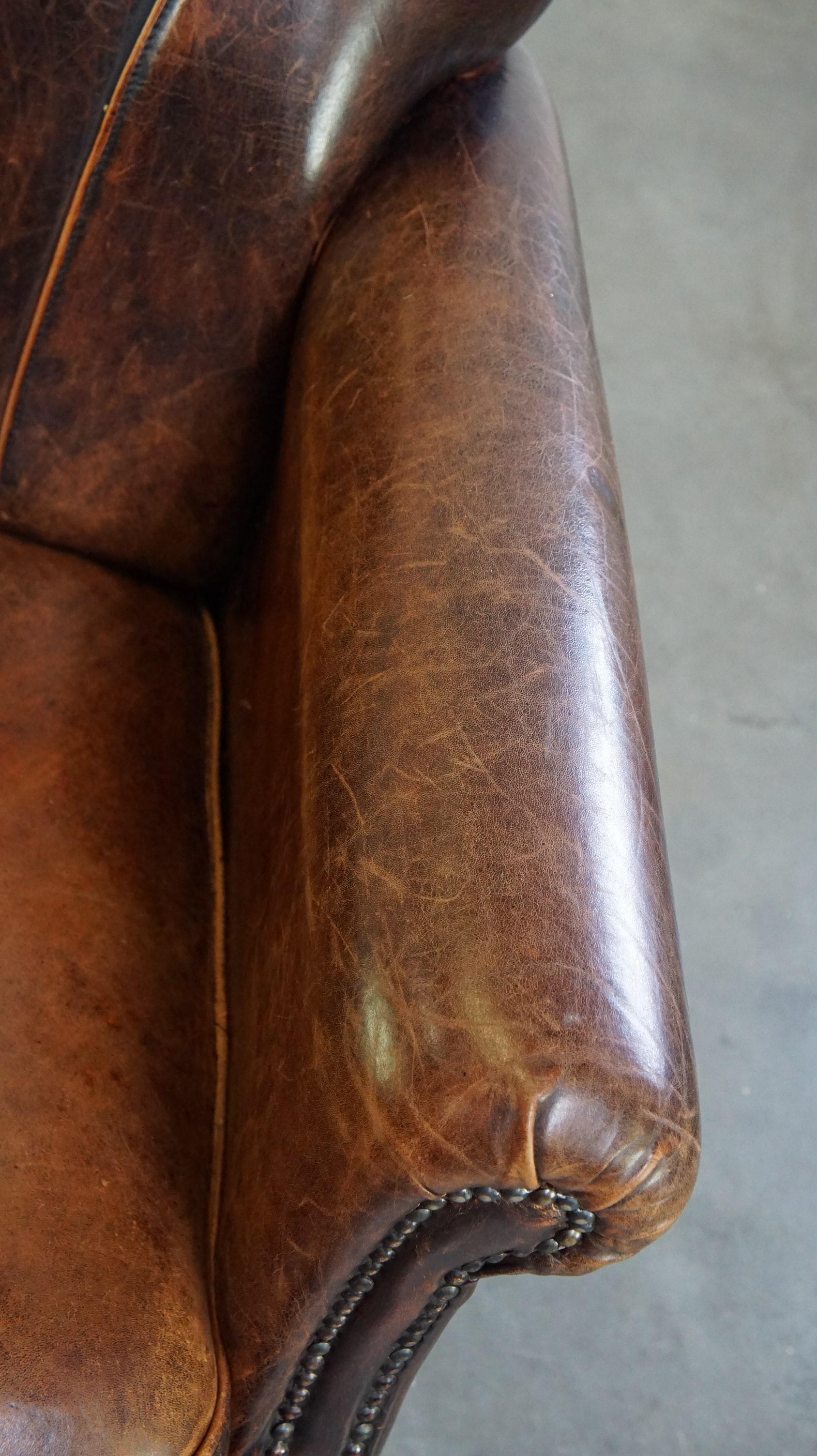 Fauteuil en cuir de mouton avec une magnifique patine et un bon confort d'assise. en vente 2