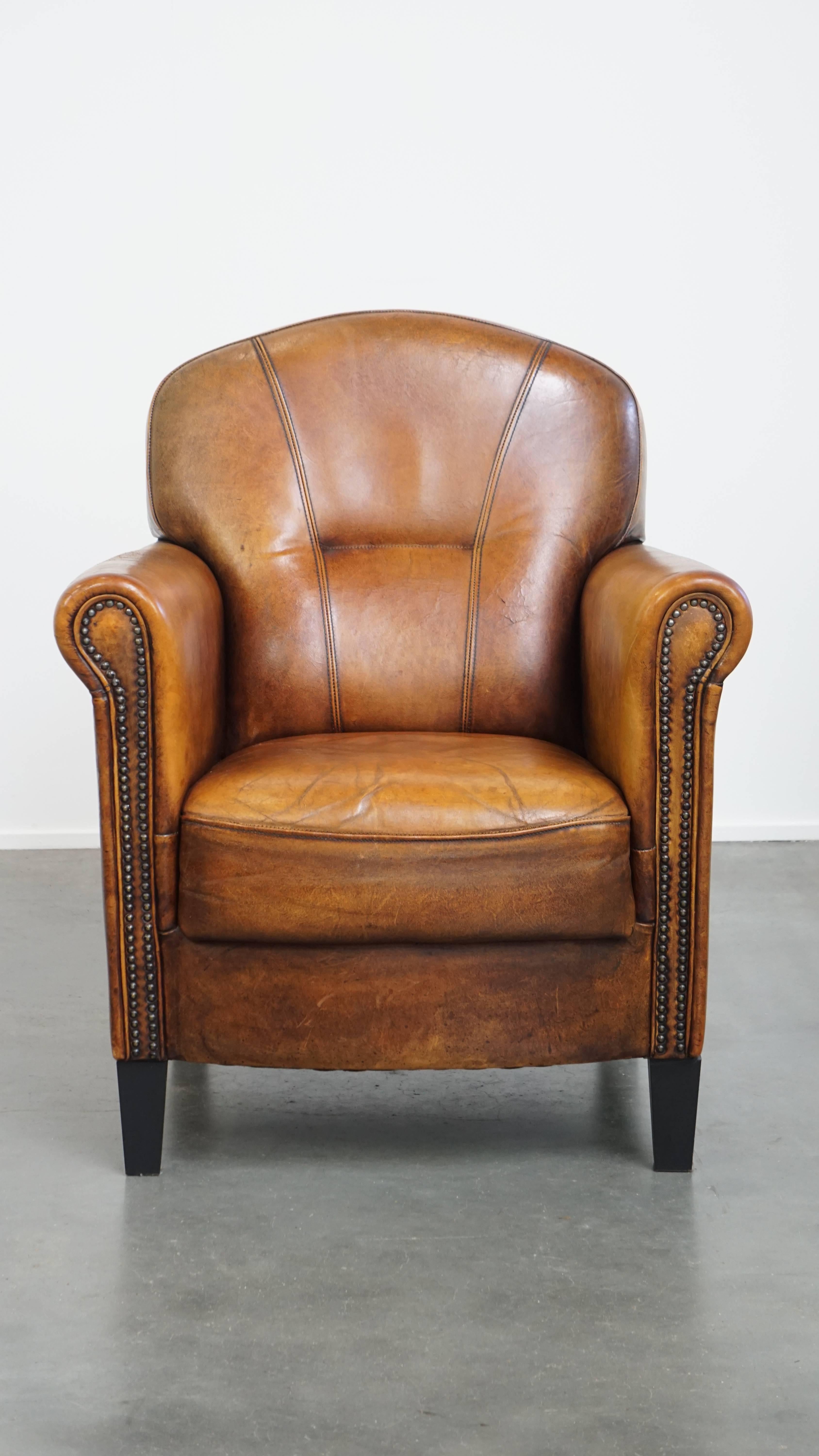 Questa poltrona elegante e signorile è realizzata in pelle di pecora e offre un eccellente comfort di seduta.

Questa meravigliosa poltrona, come è tipico della pelle di pecora, ha sviluppato una bellissima patina nel corso degli anni. È pieno di