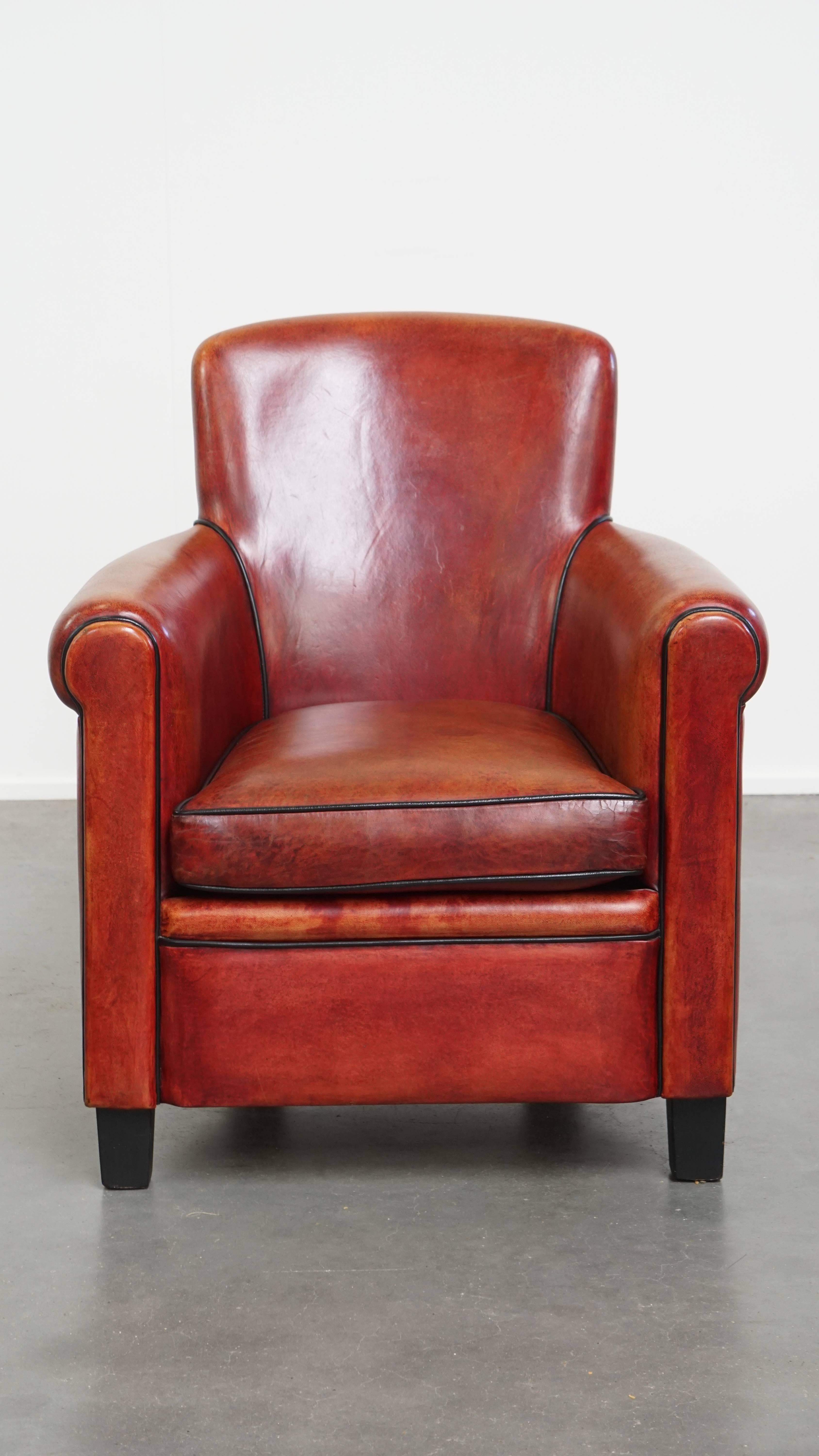 Aquí se ofrece este impresionante sillón de piel de oveja en un exclusivo color rojo/marrón. Este precioso sillón de piel de oveja, en su raro tono marrón rojizo, es un verdadero reclamo en casi cualquier interior. Gracias a su color, añade calidez