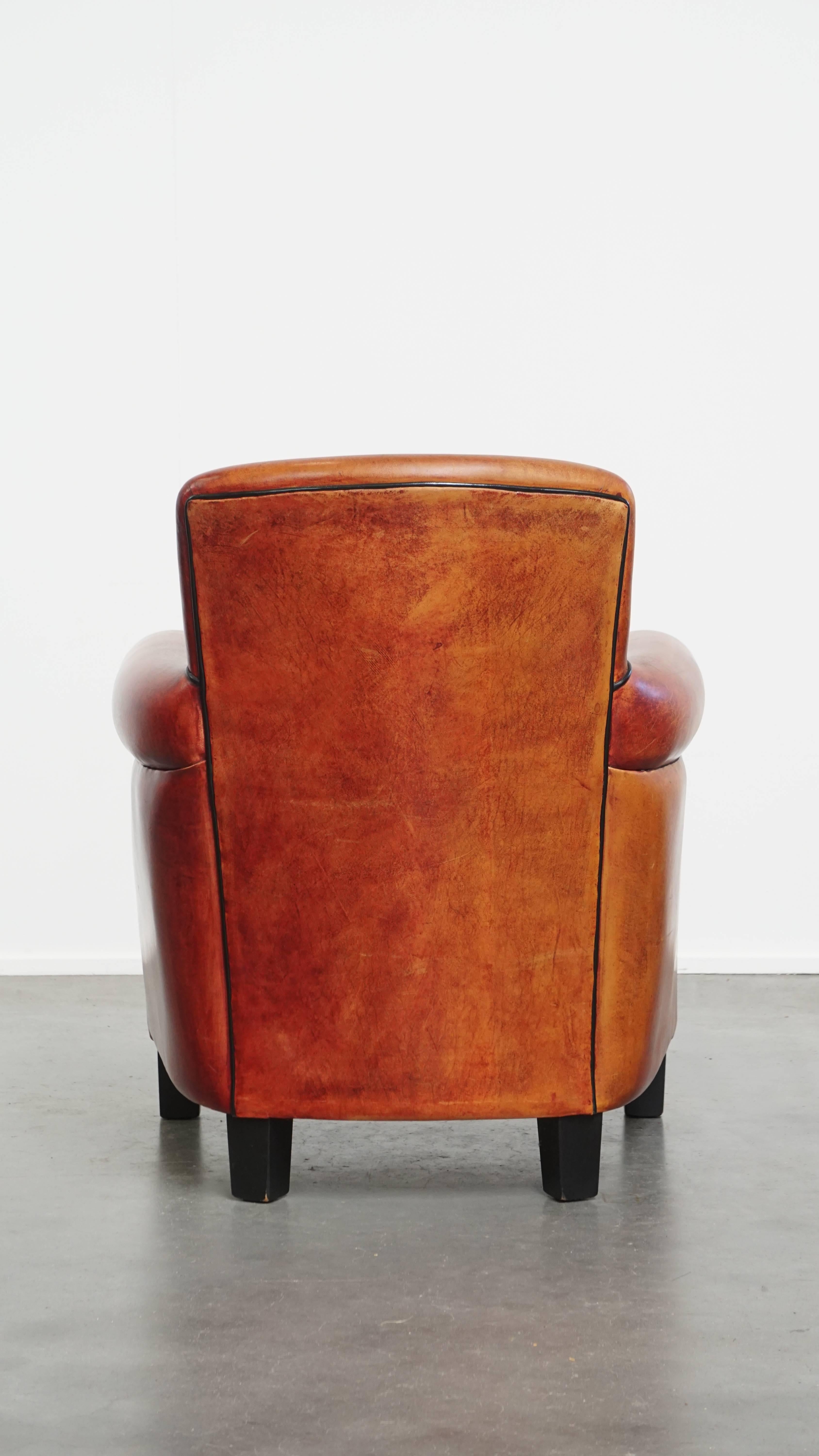 Sillón de piel de oveja en un exclusivo color rojo/marrón Hecho a mano en venta