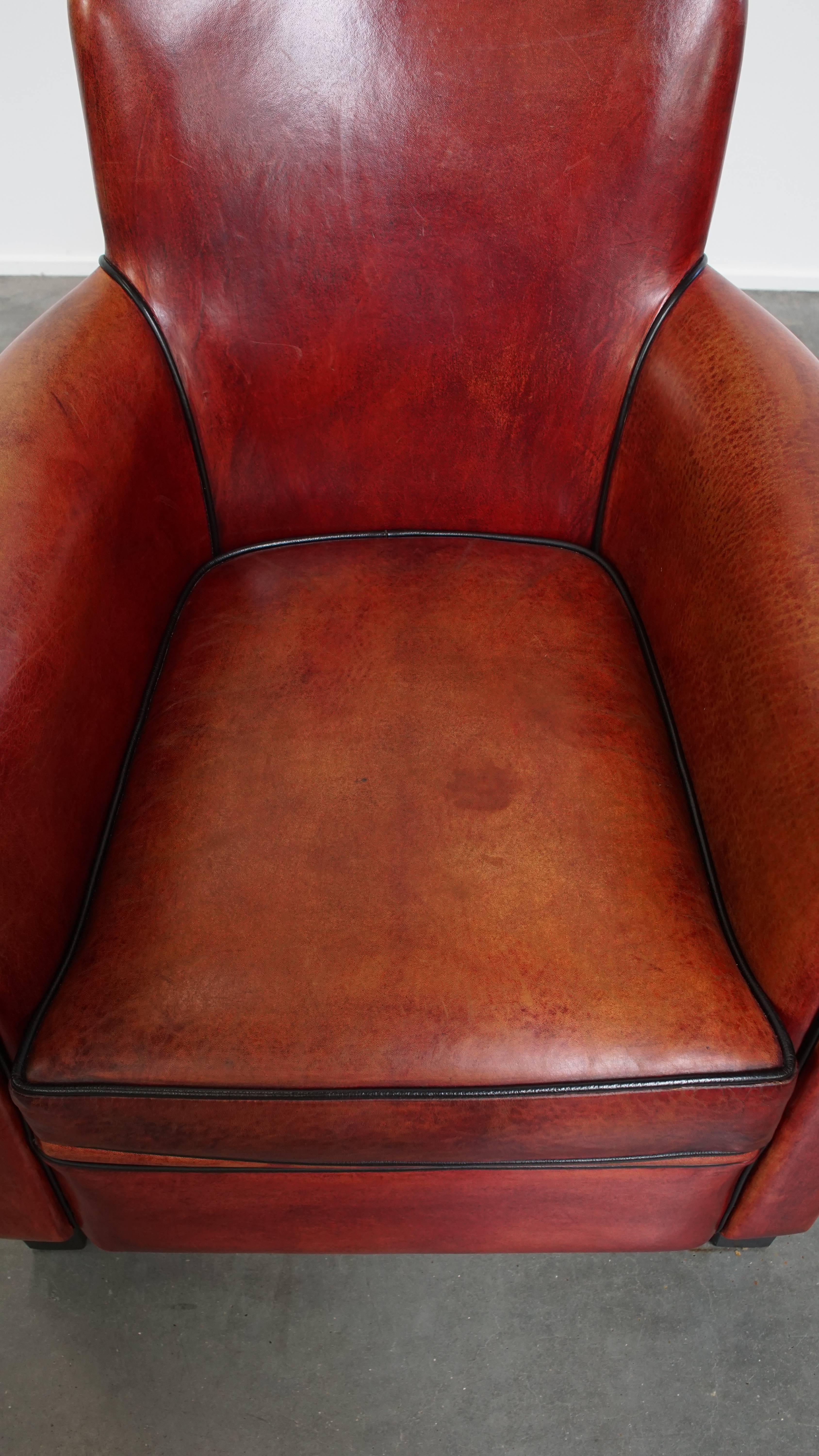 Sillón de piel de oveja en un exclusivo color rojo/marrón siglo XX en venta