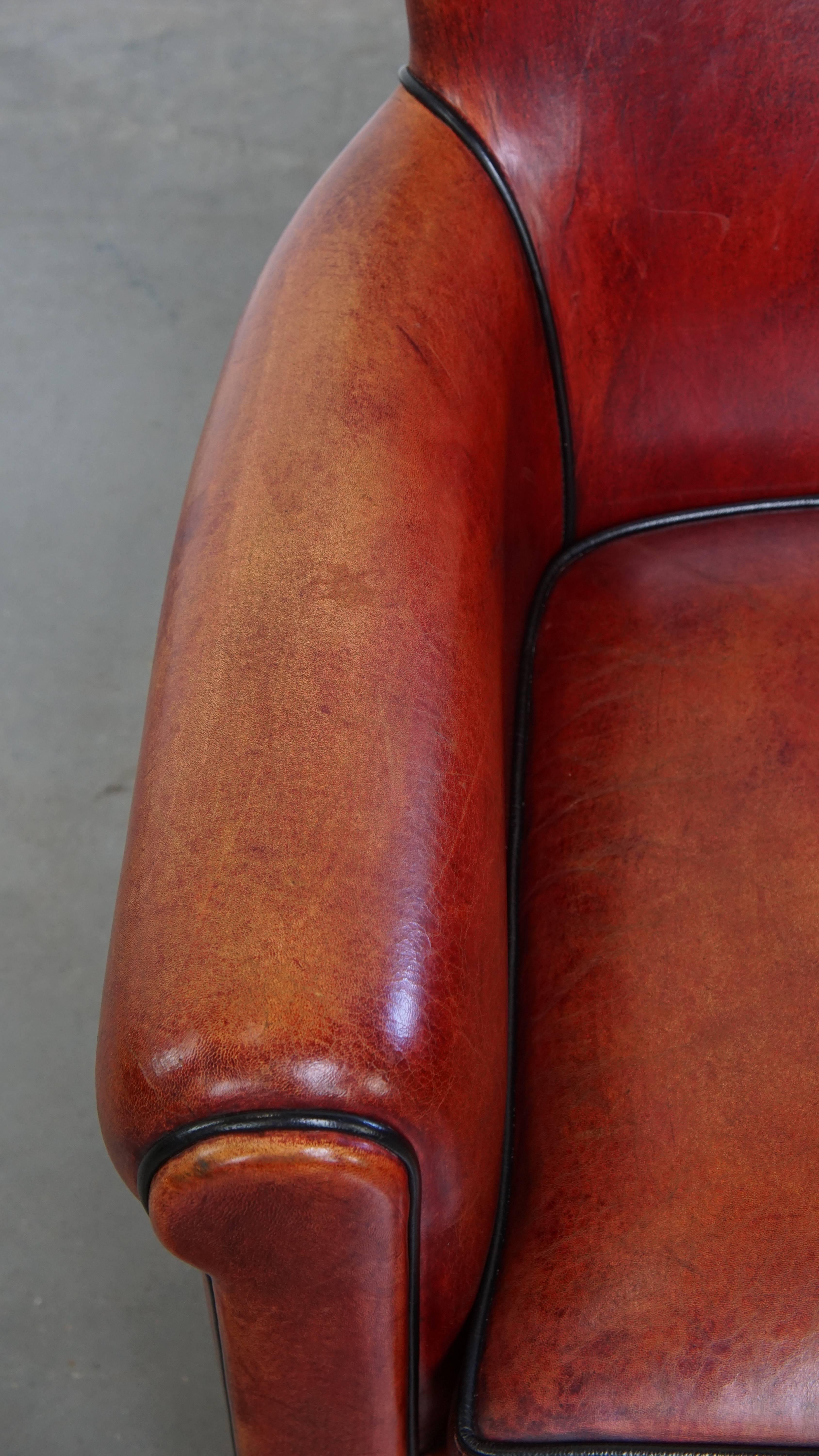 Sillón de piel de oveja en un exclusivo color rojo/marrón Cuero en venta