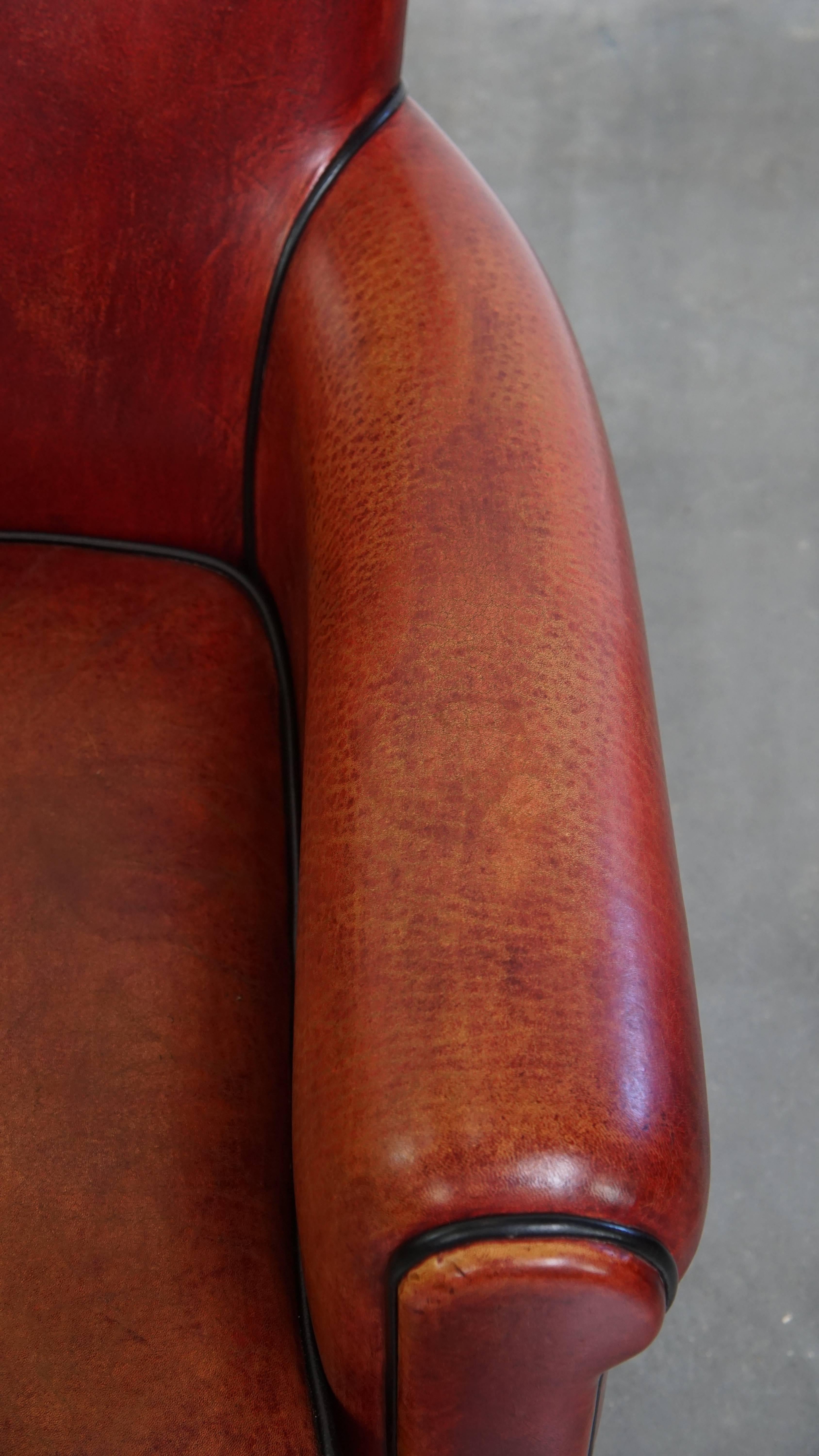 Sillón de piel de oveja en un exclusivo color rojo/marrón en venta 1