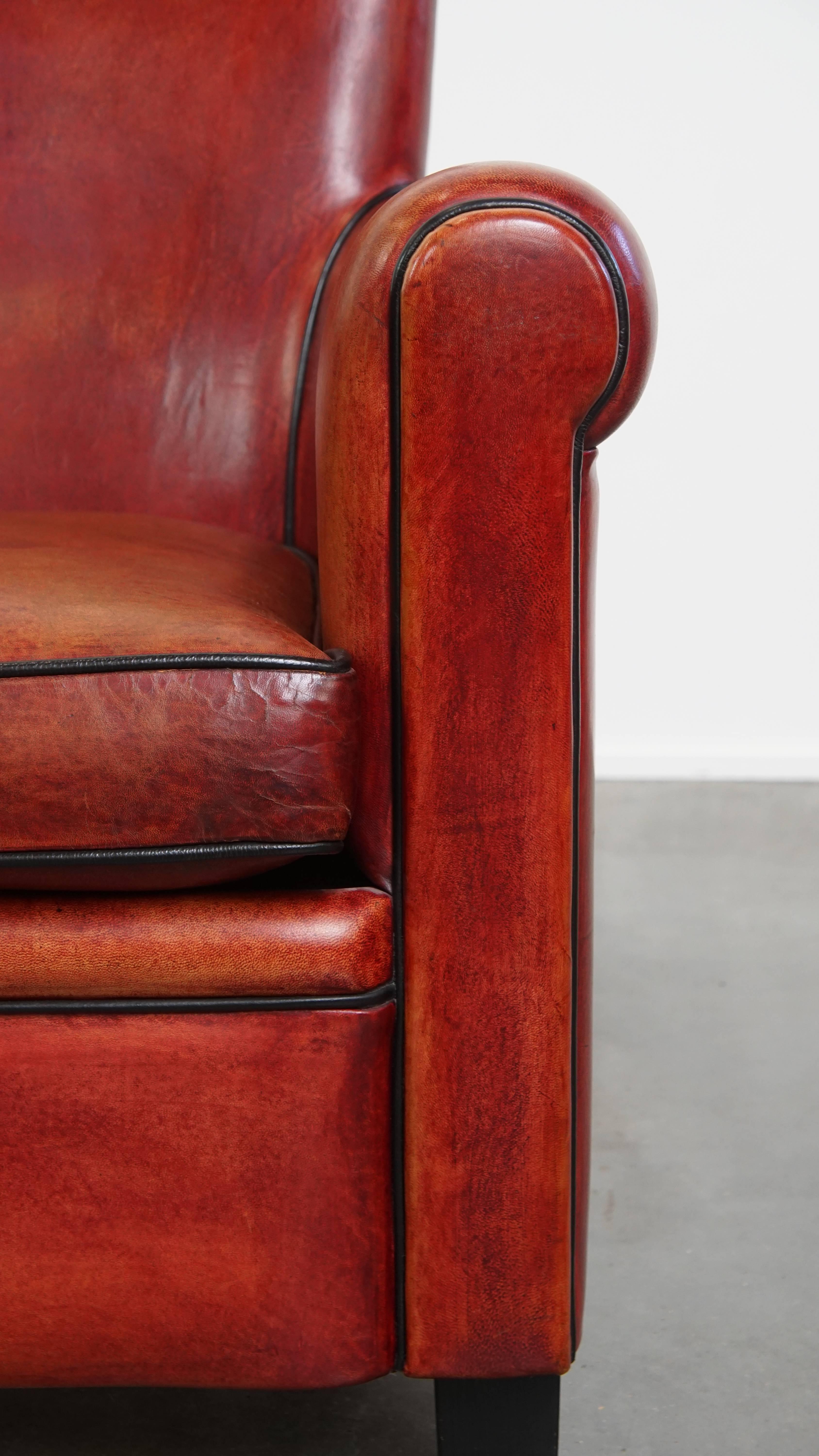 Sillón de piel de oveja en un exclusivo color rojo/marrón en venta 2