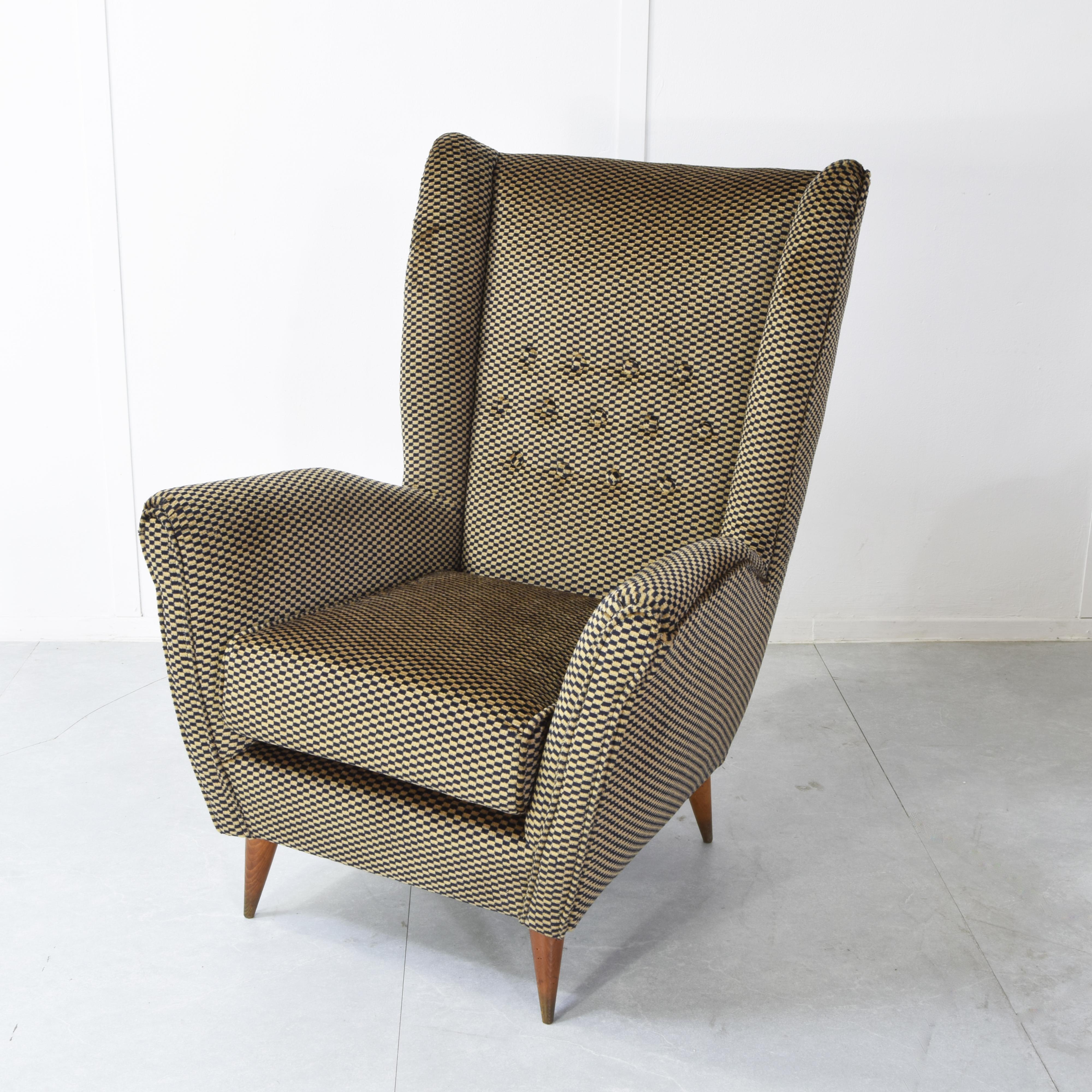 Questa è un’elegante poltrona in stile Mid-Century, che ricorda il design raffinato e le linee distintive tipiche della produzione italiana dell’epoca, come quelle associate a ISA e ad architetti del calibro di Gio Ponti. La poltrona presenta uno