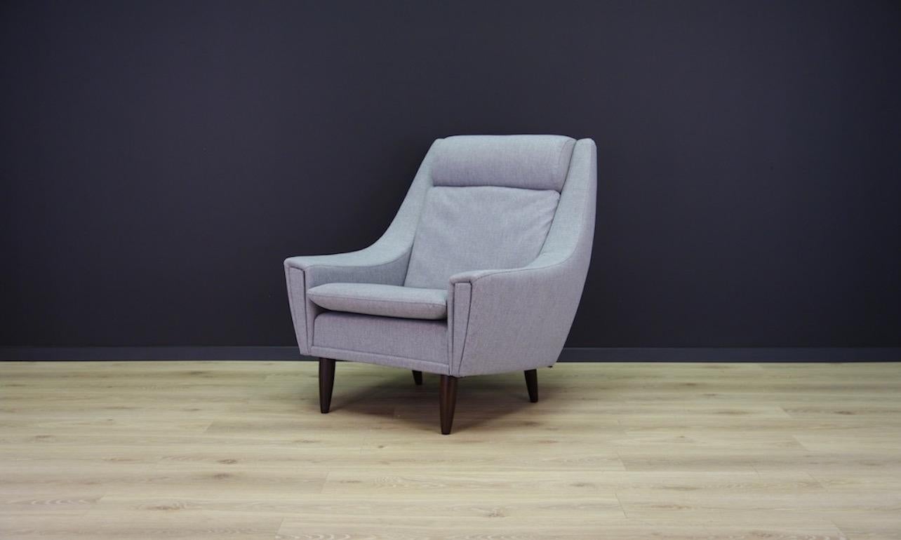 Minimalist armchair of the 1960s-1970s. Beautiful straight line, Scandinavian design. Armchair upholstered with the new fabric. Fantastic armrests. Preserved in good condition, directly for use.

Dimensions: height 91cm, width 83cm, seat height