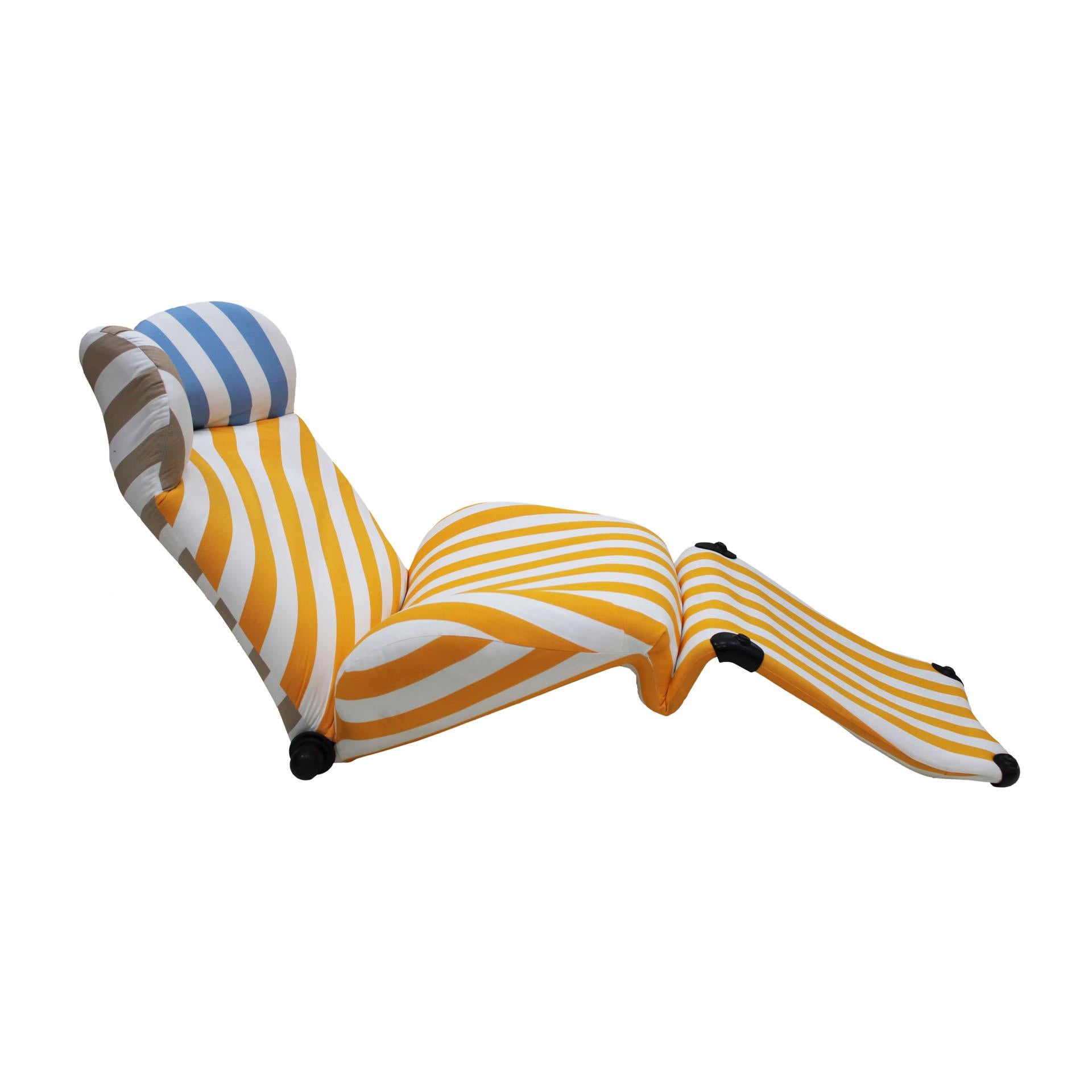 Sessel - Chaise longue mod. Wink 111, entworfen von Toshiyuki Kita in den 80er Jahren und herausgegeben von Cassina. Struktur aus Stahl, gepolstert mit Baumwollstoff mit Streifenmuster in verschiedenen Farbtönen. Verstellbare Ohr-/Kopfstütze und