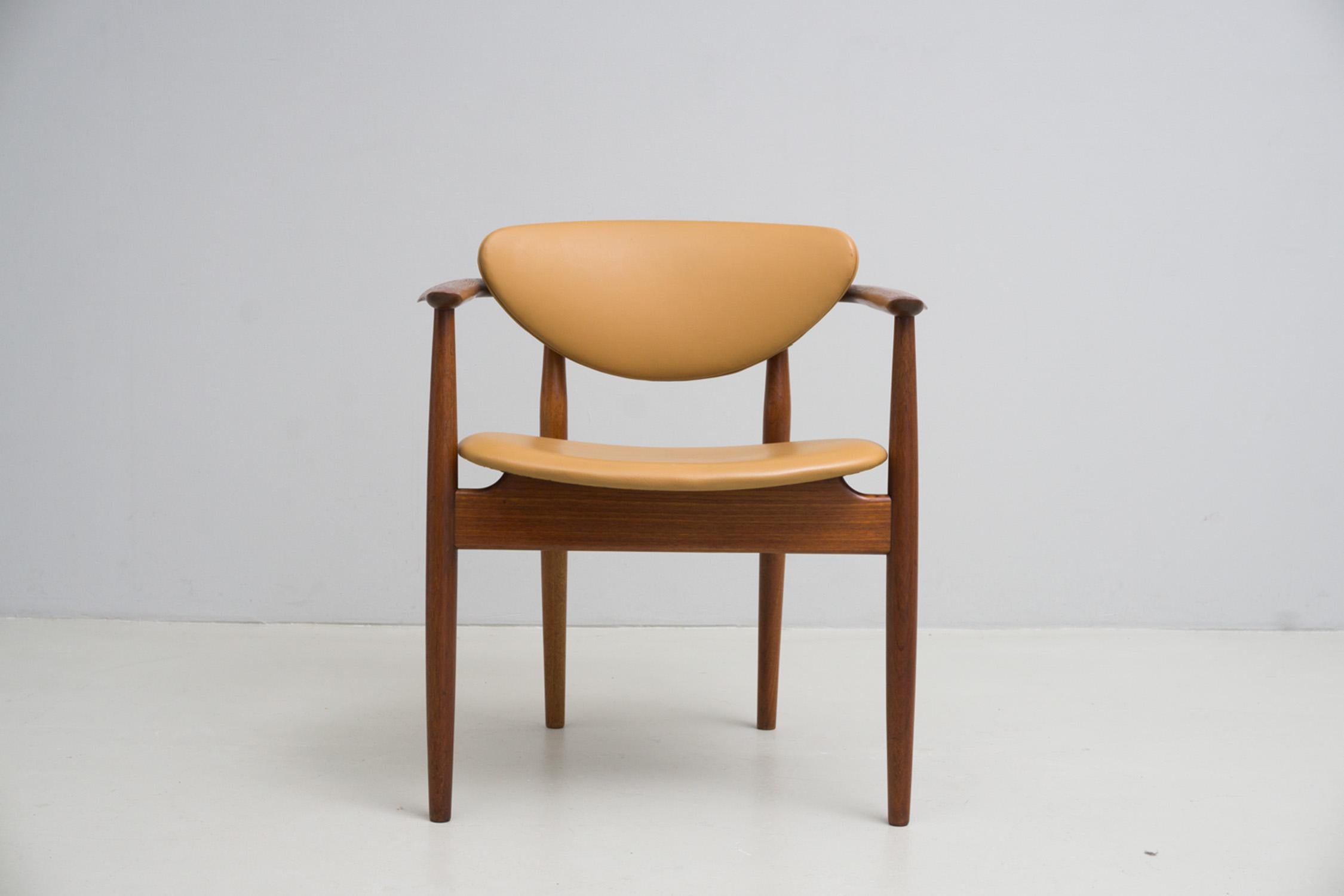Dieser elegante Sessel, Modell '109', wurde von dem dänischen Designer Finn Juhl entworfen und 1955 von dem Möbelschreiner Niels Vodder hergestellt. 
Es sind vor allem die detaillierten Armlehnen, die diesen Stuhl einzigartig machen. 
Hergestellt