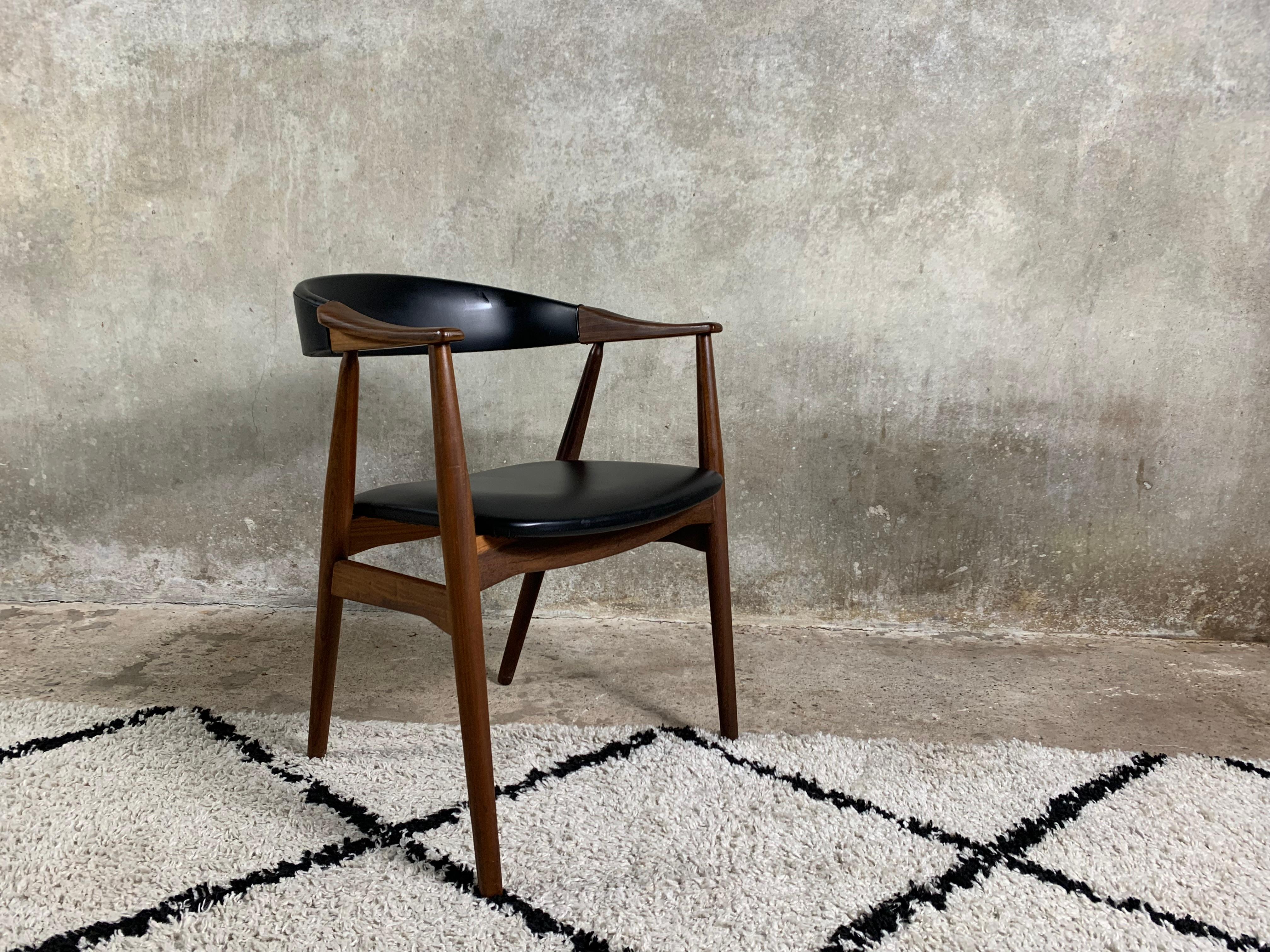 Fauteuil modèle 213 en teck et simili cuir/skai conçu par Th Harlev pour Farstrup Møbler en 1958. La chaise est en très bon état d'origine. Un bel exemple de minimalisme scandinave à son meilleur.