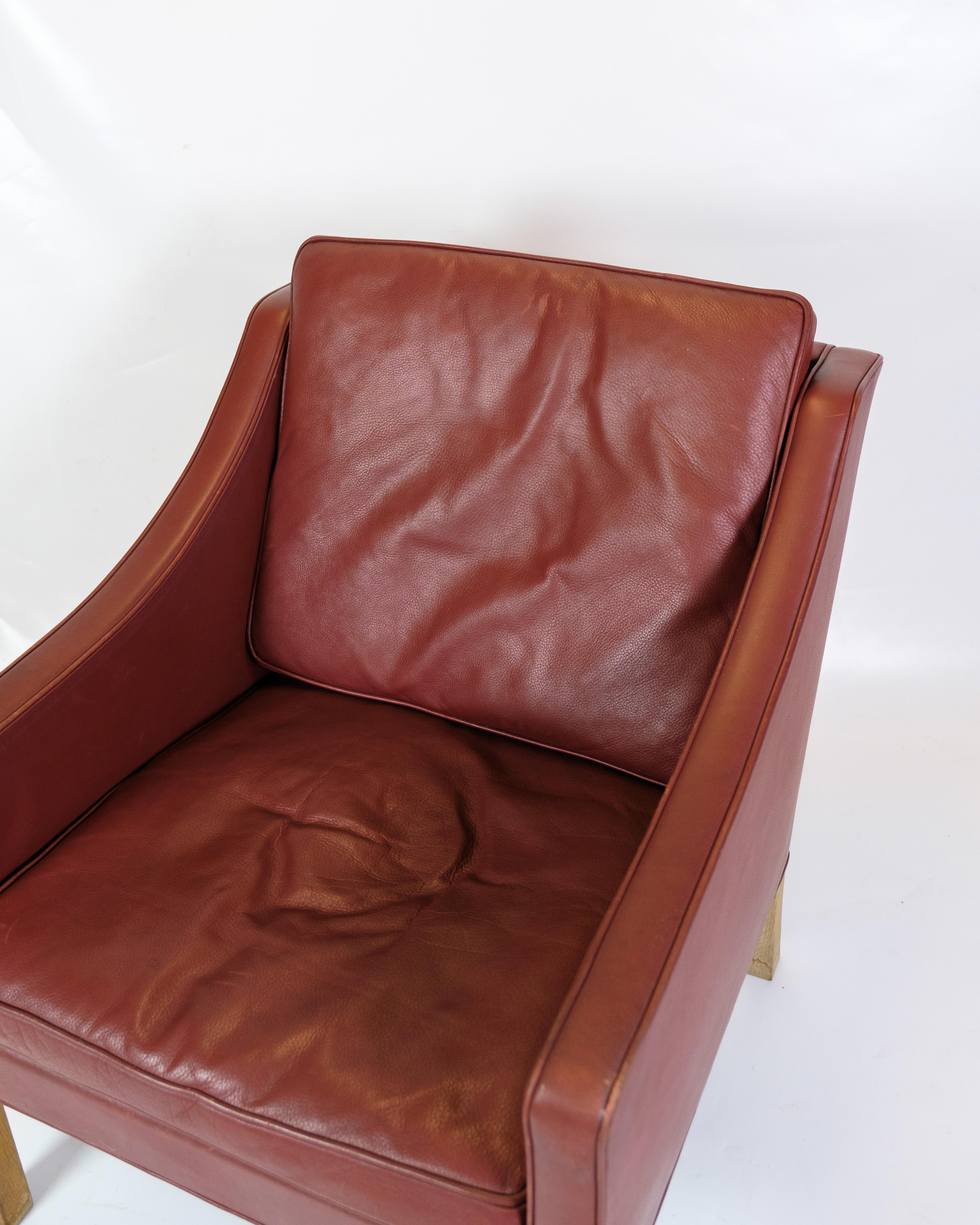 Fauteuil, modèle 2207, conçu par Børge Mogensen pour Fredericia Chair Factory dans les années 1960. La chaise est recouverte de cuir rouge et a un cadre en chêne. Le design simple et intemporel allie confort et esthétique, faisant de la chaise un