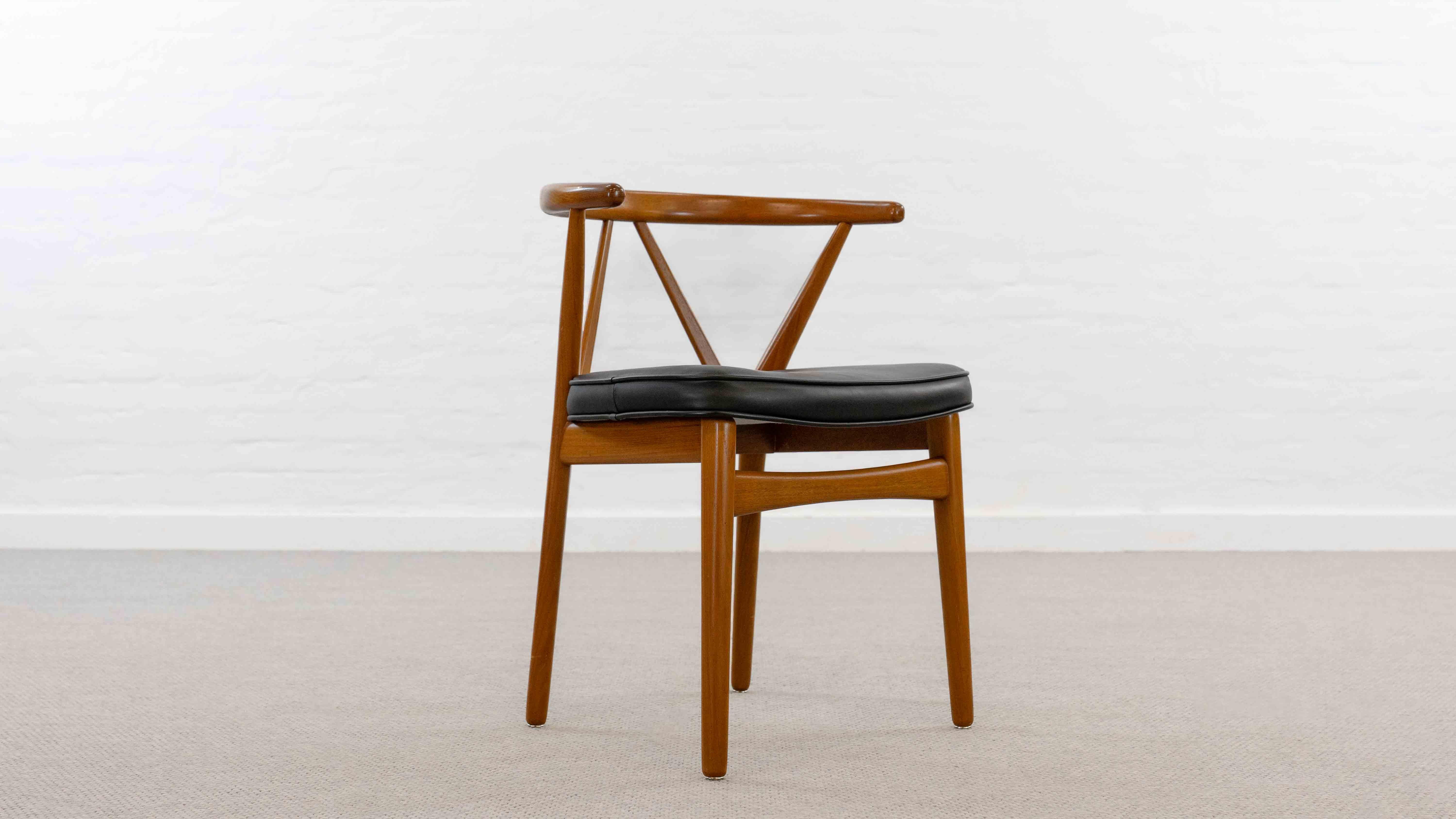 Raro sillón o silla de escritorio, modelo 255, diseñado por Henning Kjaernulf para Bruno Hansen, Dinamarca, años sesenta. La silla es de teca. Las llamativas líneas del respaldo confieren a estas sillas un diseño muy abierto y reconocible. W. 55 cm,