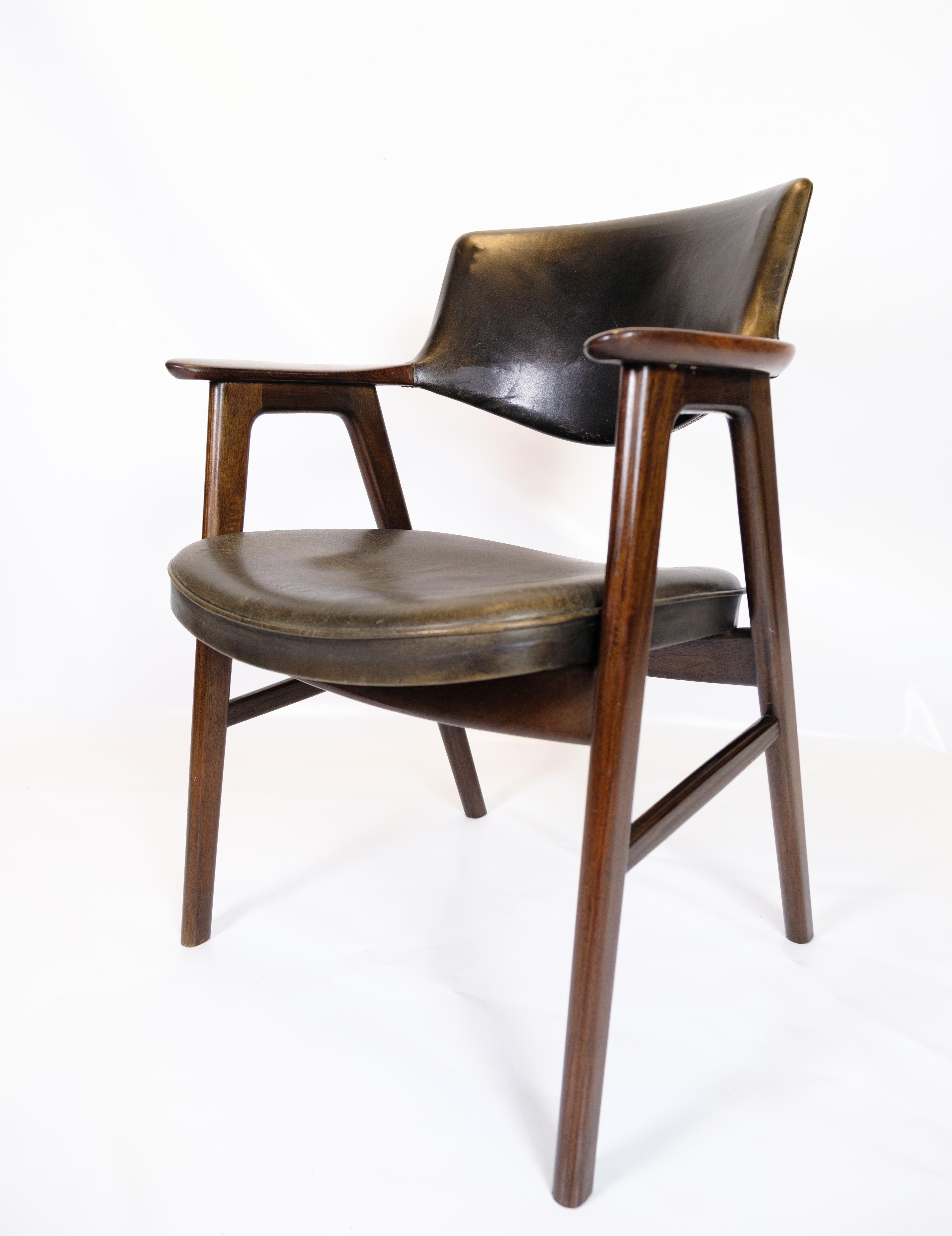 Fauteuil, modèle 43, conçu par Erik Kirkegaard et produit par Høng Stolefabrik vers les années 1950. Le fauteuil est recouvert d'un magnifique cuir noir. La chaise a un cadre en bois de rose, qui est en très bon état d'usage.
Mesures en cm : H:83