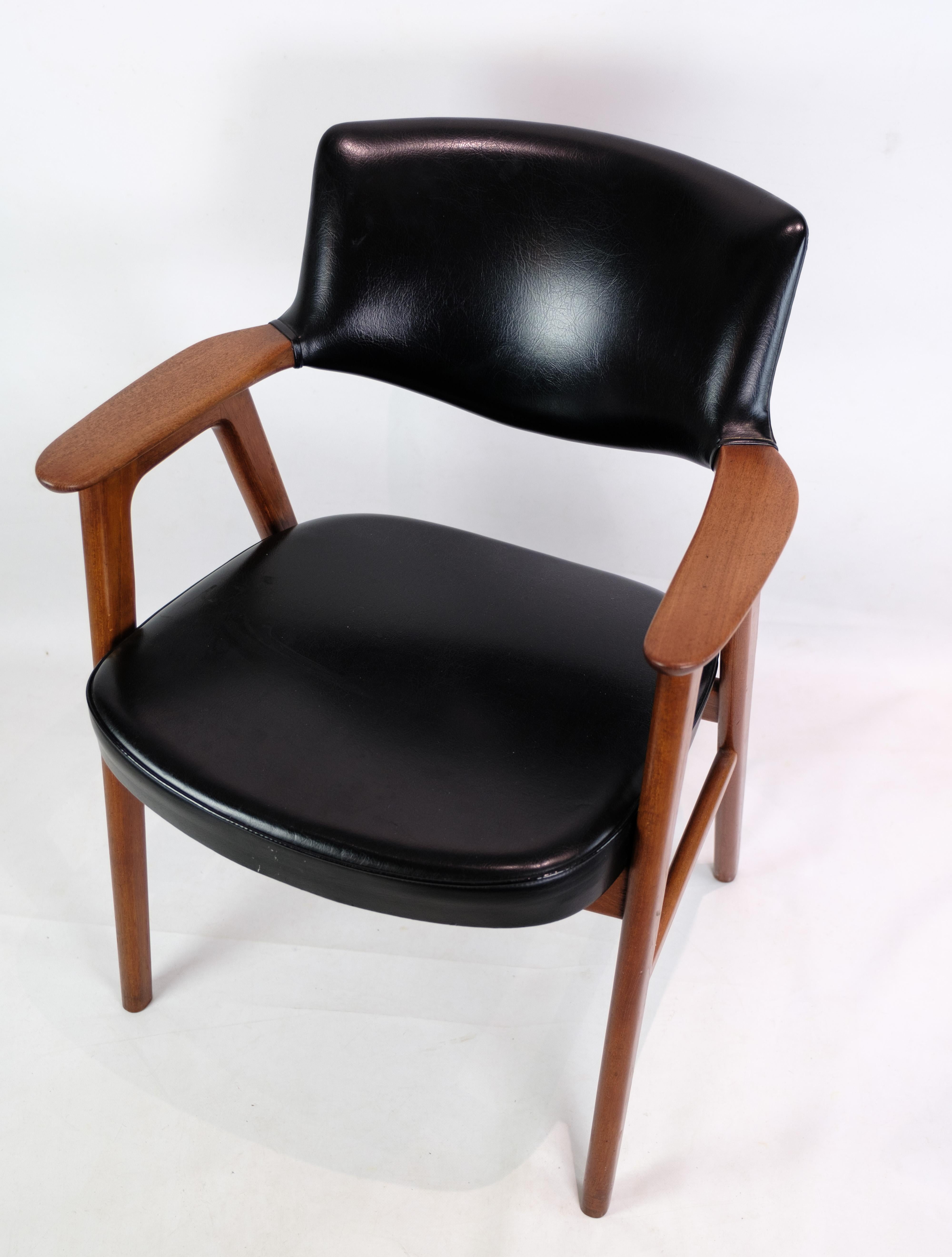 Armchair, model 43, designed by Erik Kirkegaard produced by Høng Stolefabrik from around the 1950s. The chair is in nice black leather. The chair has a teak frame and is in very good used condition.
Dimensions in cm: H: 83 W: 60.5 D: 53 SH: