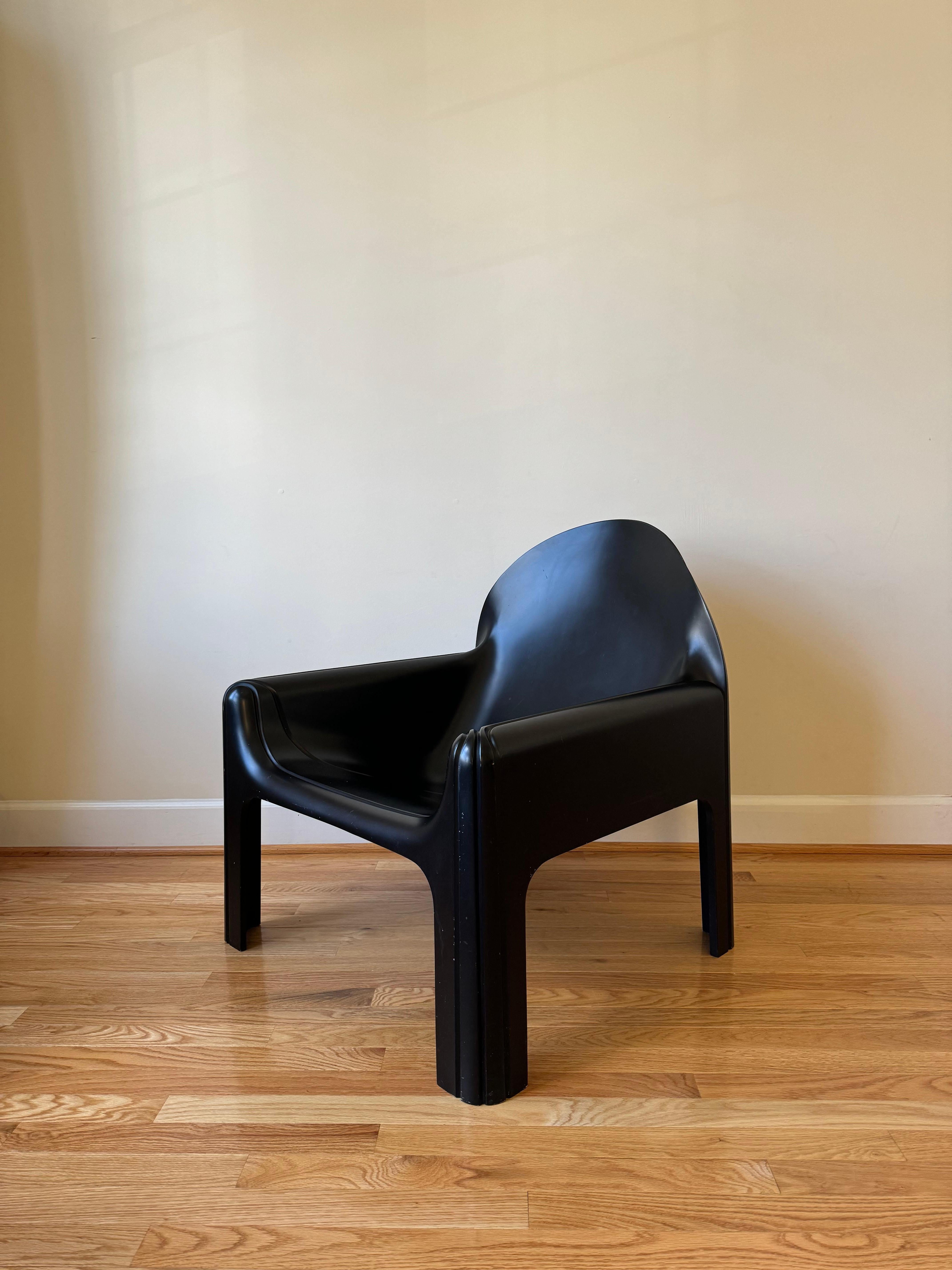 Die ikonische Serie Gae Aulenti Kartell, die erstmals 1974 vorgestellt wurde, markiert einen bedeutenden Meilenstein in der Geschichte des Möbeldesigns. Die Serie, bestehend aus einem Tisch (Modell 4894), einem Sessel (Modell 4794) und einem
