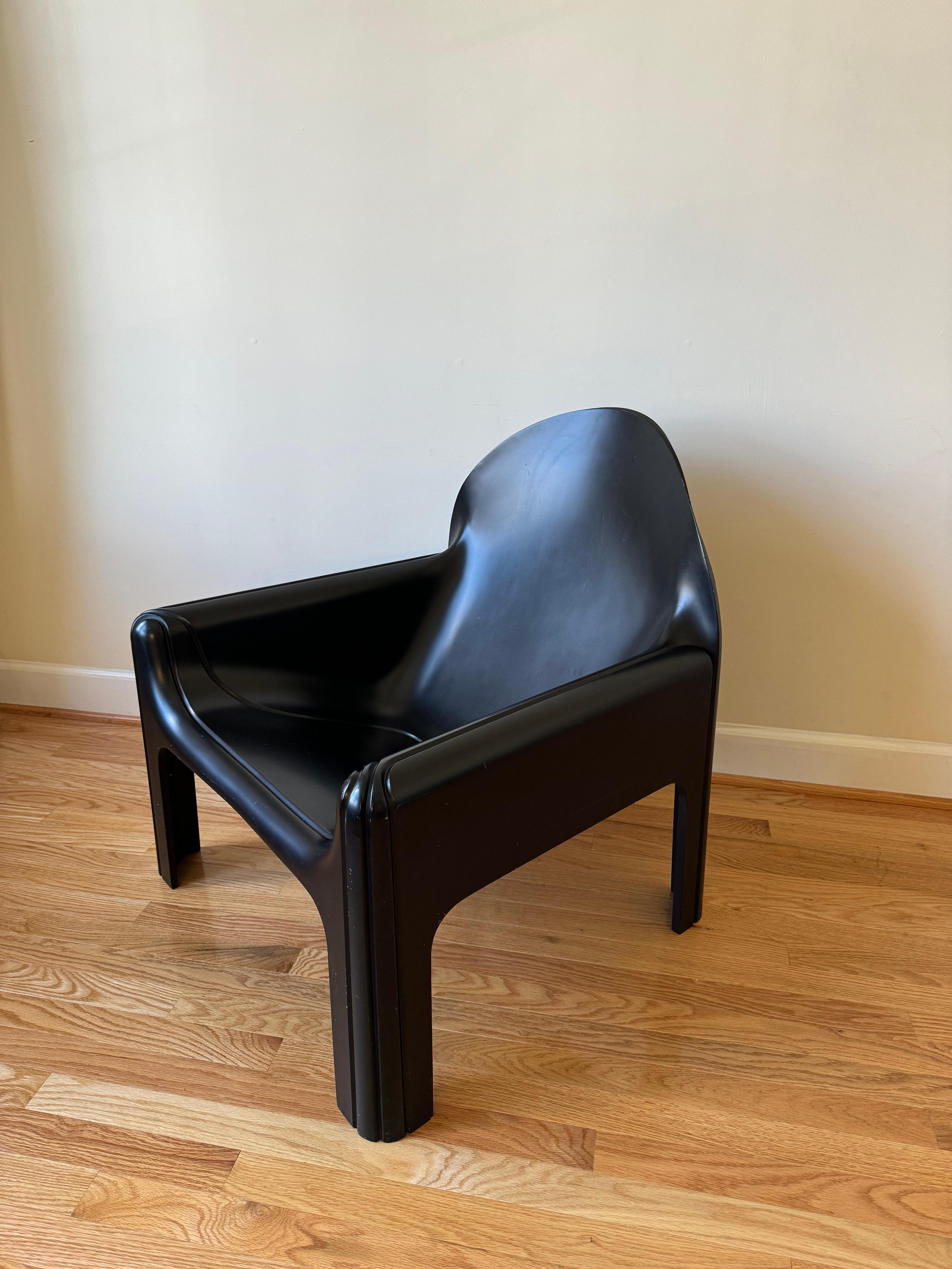 Armchair model 4794 by Gae Aulenti for Kartell In Good Condition For Sale In Centreville, VA