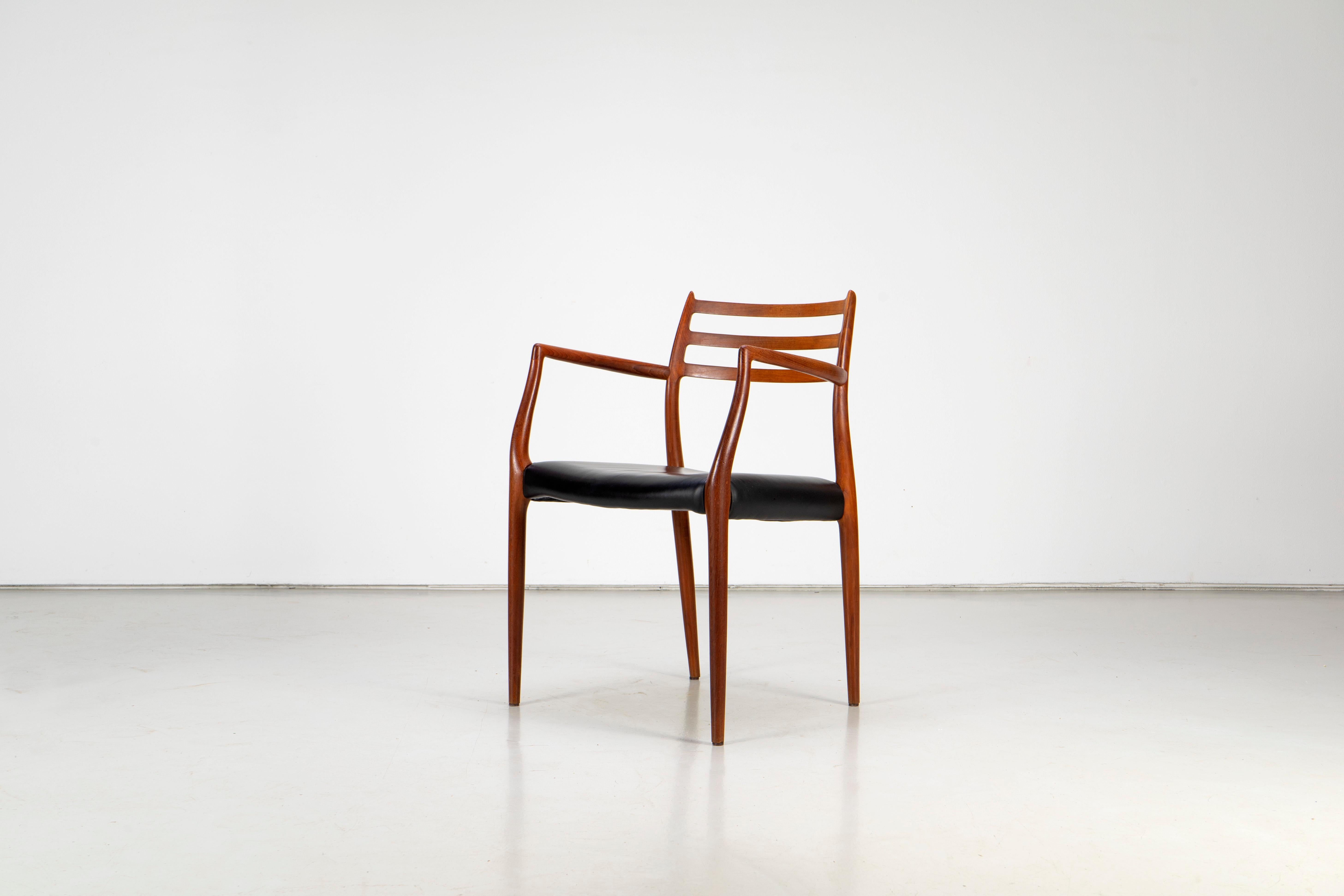 Chaise Modèle 62 des années 1960 conçue par Niels Otto Møller pour J.L. Møllers Møbelfabrik. La chaise est fabriquée en teck avec un revêtement en cuir noir. Très bon état d'usage avec des signes d'usure correspondant à l'âge.