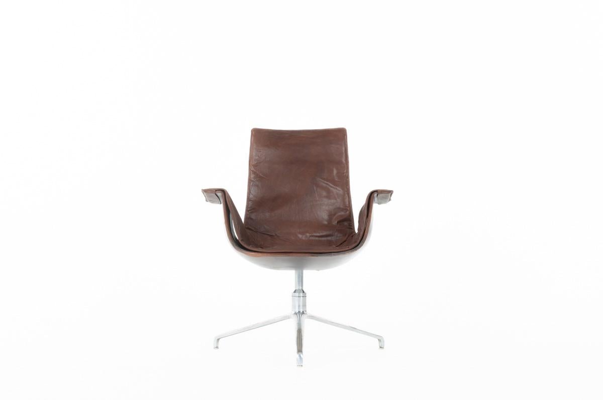 Office armchair, model 6772, by Preben Fabricius and Jorge Kastholm in the sixties edited by Kill International
Star base with 3 legs in aluminum, seat with armrest covered with brown leather
Amaizing patina of the time with some trace of use on