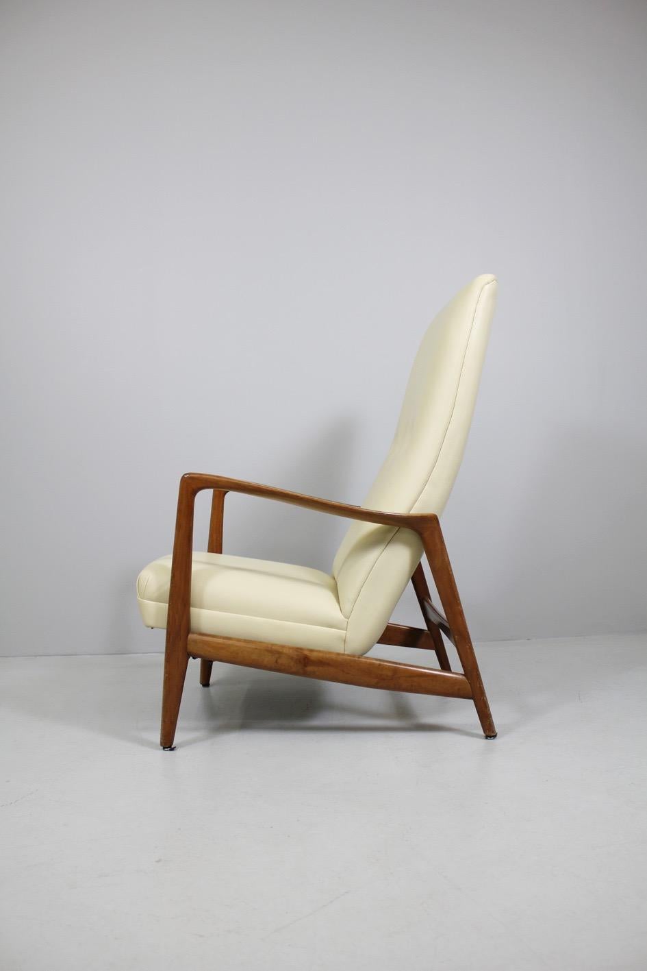Armchair model 829 by Gio Ponti, Cassina Italy, 1960
designed for Hotel Parco di Principi
Di Sorrento 1960, architecture Gio Ponti

Adjustable seat which is able to be tilted
the upholstery is renewed.