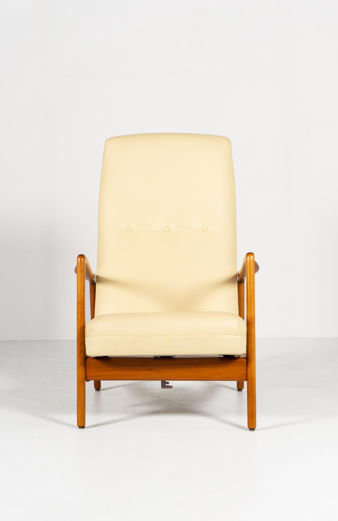 Ce fauteuil, modèle 829, a été conçu à l'origine par Rastad et Relling et produit par Arnestad Bruck.
La chaise pour l'hôtel Parco Dei Principi a été fabriquée par Cassina en 1960.
L'architecte de l'hôtel Hotel Parco di Principi était Gio