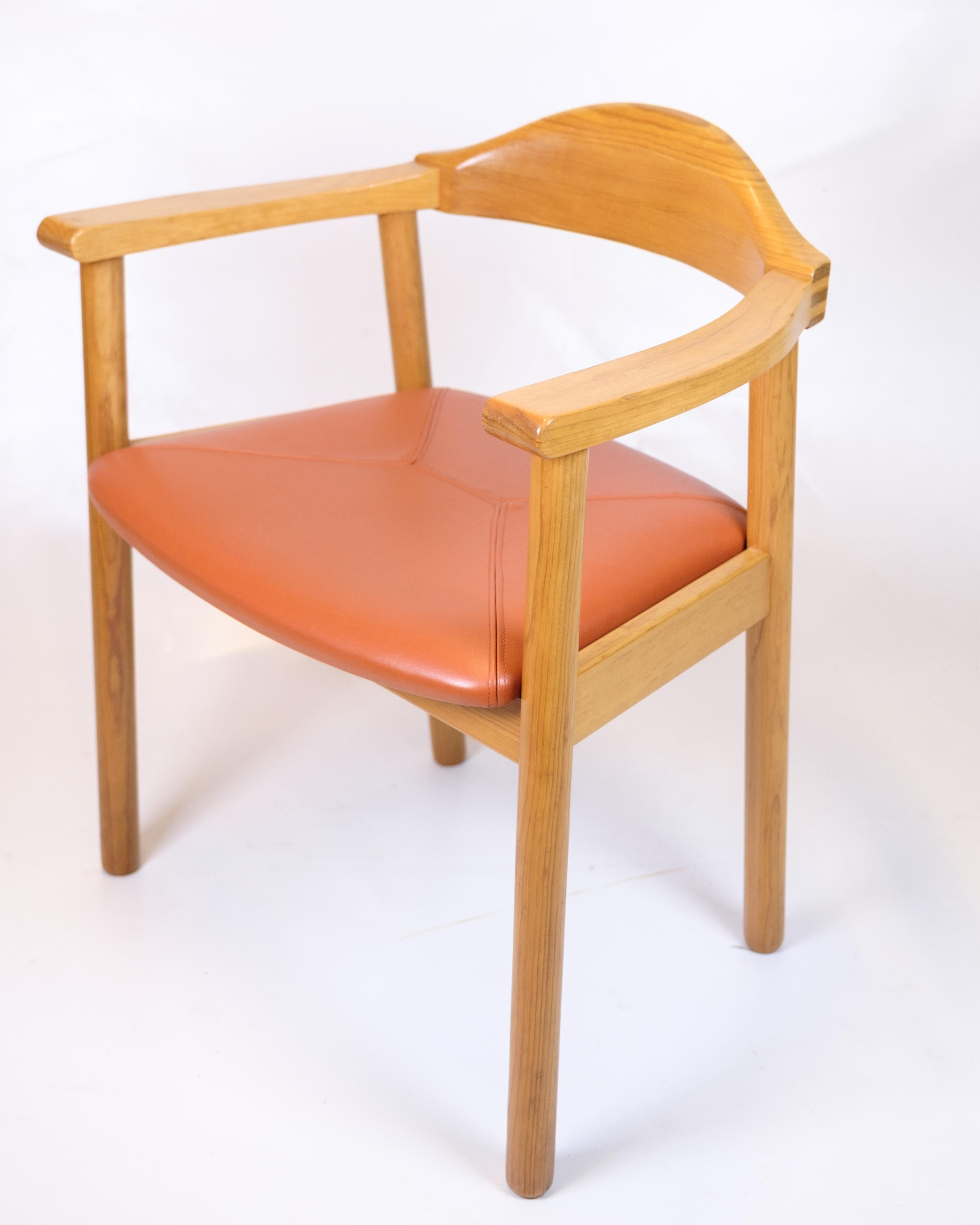 Sillón, modelo Form 75, diseñado por Andreas Hansen en la década de 1980. La silla es de madera maciza con ensambladuras de dedos y asiento tapizado en piel de color coñac, lo que le da un aspecto cálido y clásico.

Diseñador: Andreas Hansen
Model