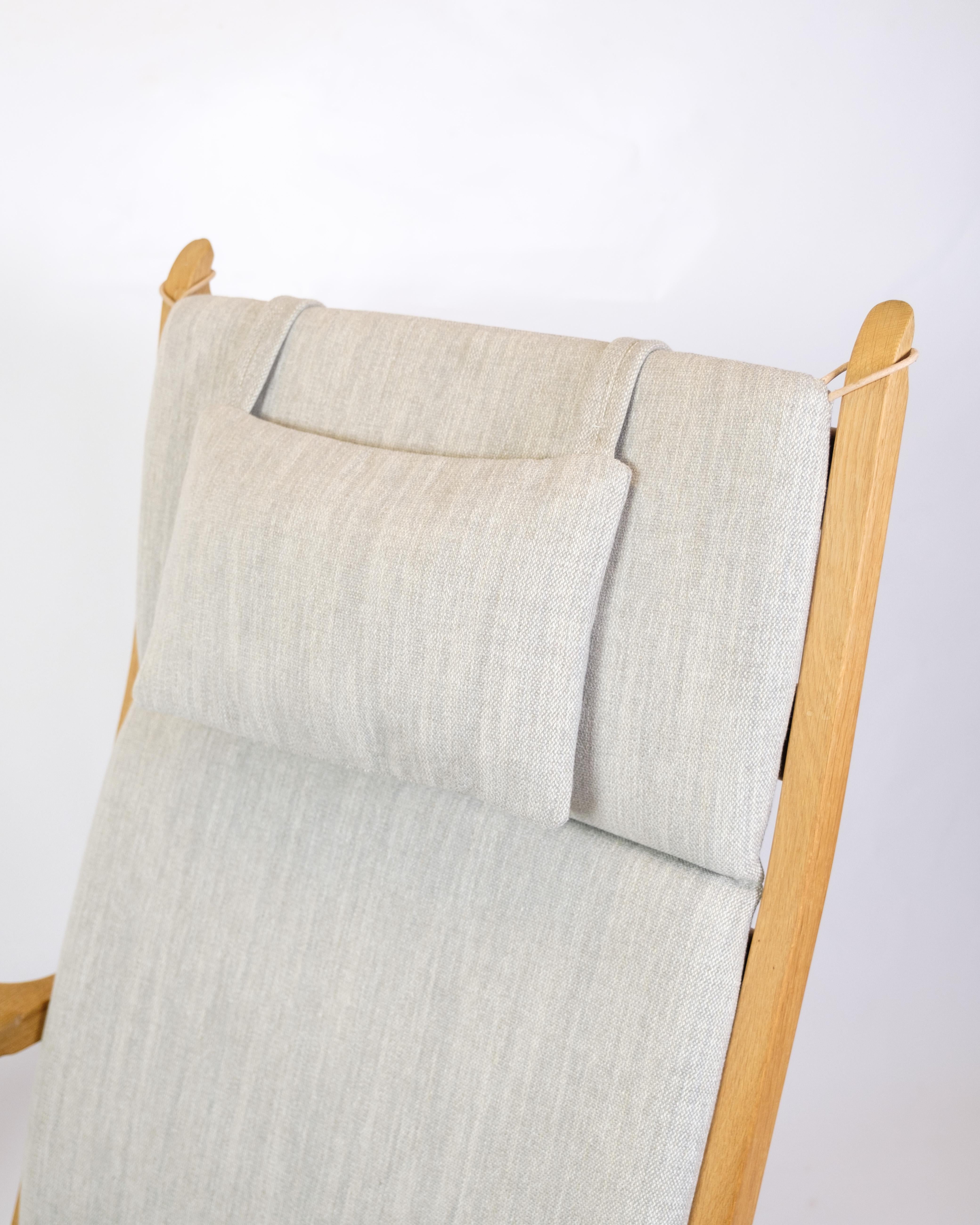 Fauteuil à haut dossier, modèle GE284, en chêne et nouvellement revêtu de tissu gris clair Kvadrat. La chaise est produite par GETAMA et conçue par Hans J. Wegner.

Hans J. Wegner, l'un des plus célèbres designers de meubles danois, est connu pour