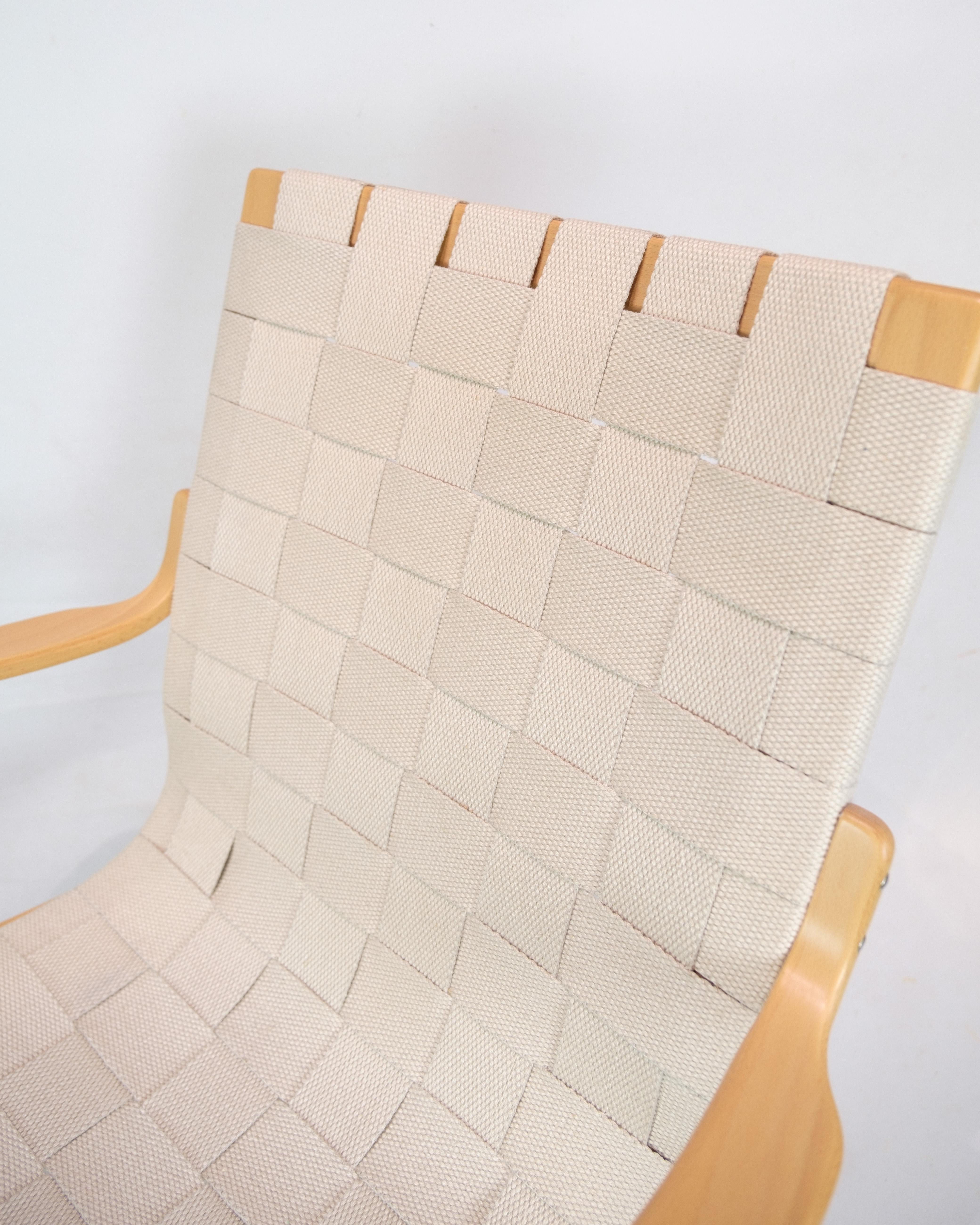 Dieser Sessel, bekannt als Modell Mina, ist ein beispielhaftes Möbelstück des bekannten schwedischen Designers Bruno Mathsson. Der Stuhl ist aus gebogener Buche gefertigt, was ihm eine natürliche und elegante Form verleiht.

Eine Besonderheit dieses