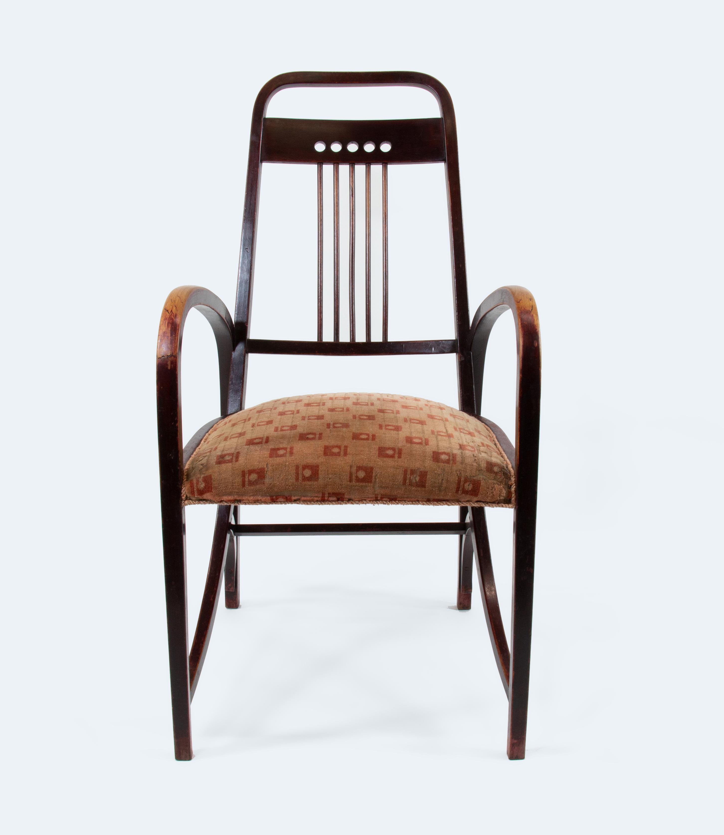 Cette rare version tapissée du fauteuil n° 511 est une découverte extraordinaire, en particulier dans son état d'origine. Avec son design distinctif issu des Ateliers de Vienne (Wiener Werkstätten), cette chaise témoigne du savoir-faire et de
